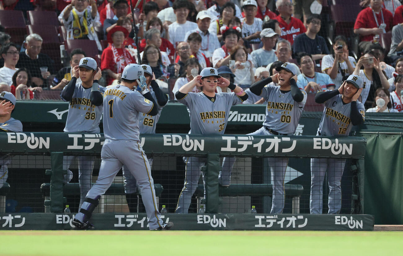 広島対阪神　5回表阪神1死、一塁、中越え2点本塁打を放た森下翔太を迎えるチームメート（撮影・加藤孝規）