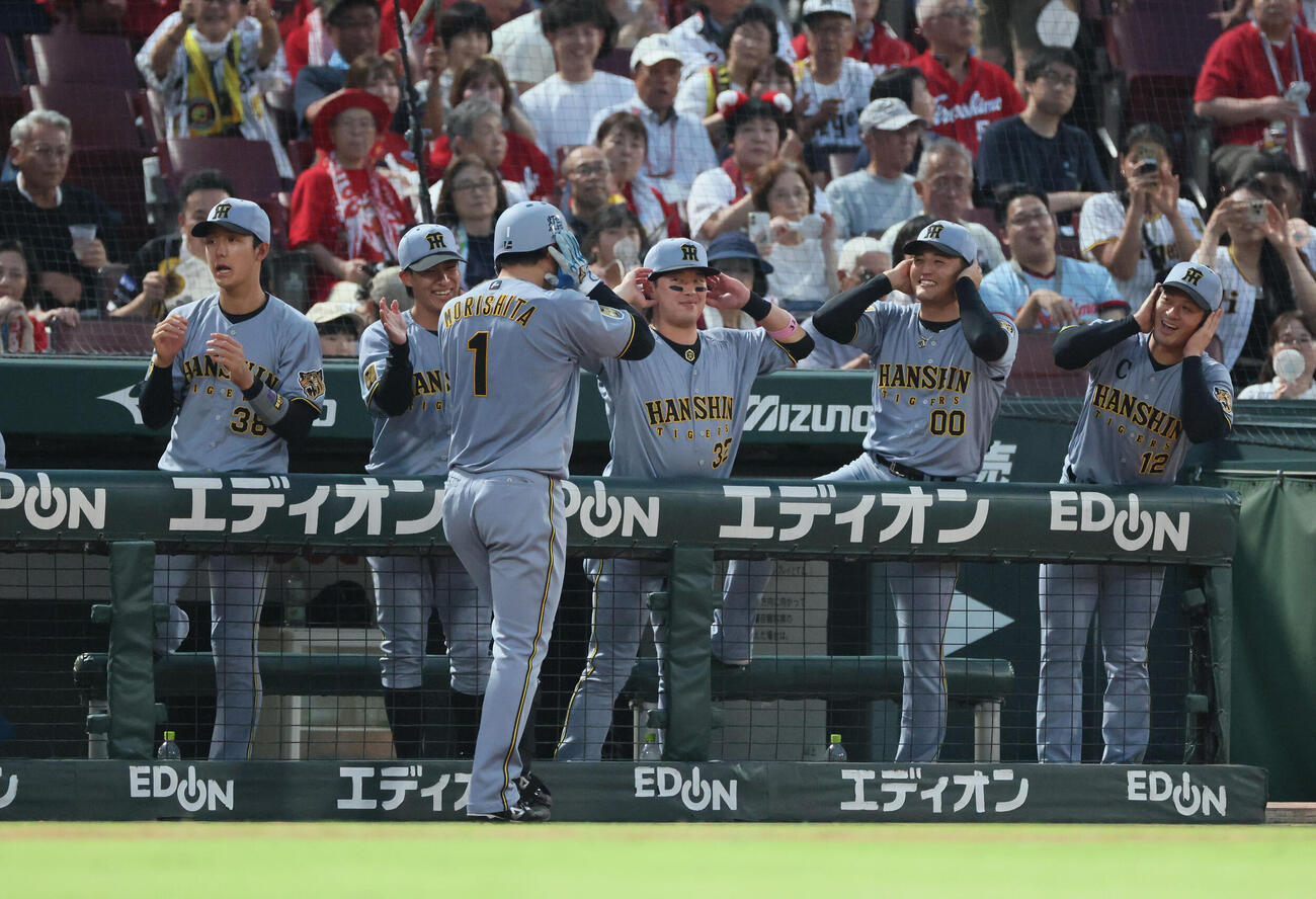 広島対阪神　5回表阪神1死、一塁、森下翔太の中越え2点本塁打に沸く阪神ファン（撮影・加藤孝規）