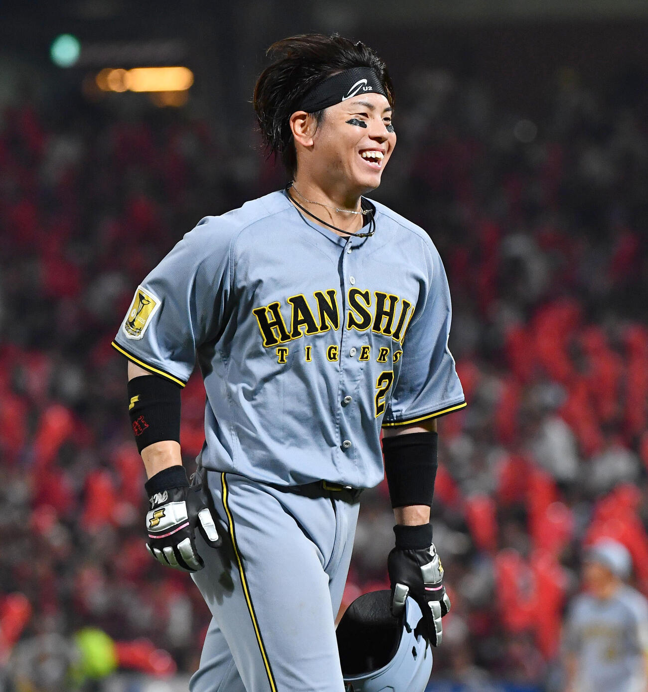 広島対阪神　7回表終了後、適時打を放った梅野隆太郎は笑顔でベンチへ戻る（撮影・岩下翔太）