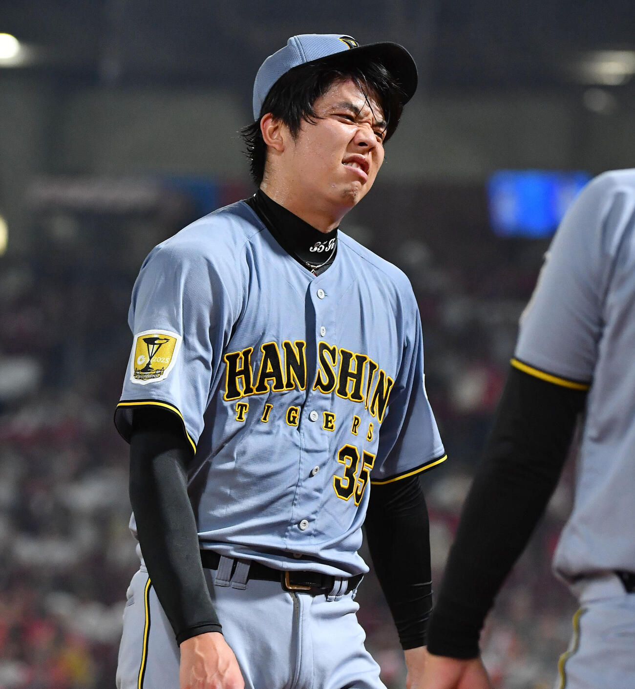 広島対阪神　8回裏終了後、菊池涼介に2点本塁打を打たれた才木浩人は悔しそうな表情でベンチへ戻る（撮影・岩下翔太）