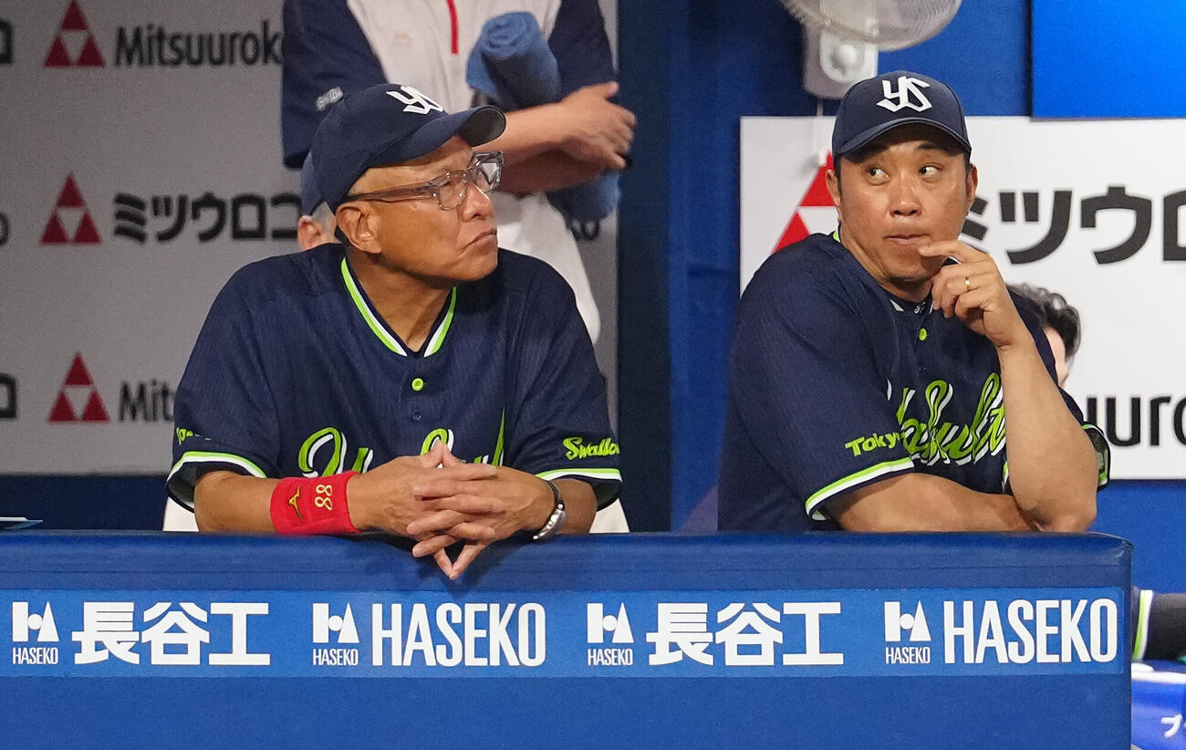 DeNA対ヤクルト　ベンチで険しい表情のヤクルト池山隆寛監督（左）（撮影・鈴木みどり）