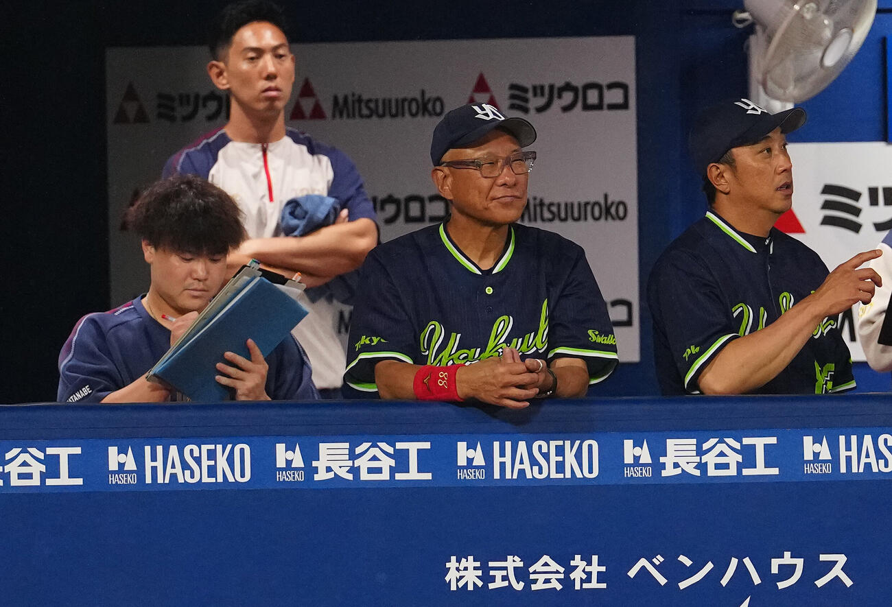 DeNA対ヤクルト　ベンチで浮かない表情のヤクルト池山隆寛監督（中央）（撮影・鈴木みどり）