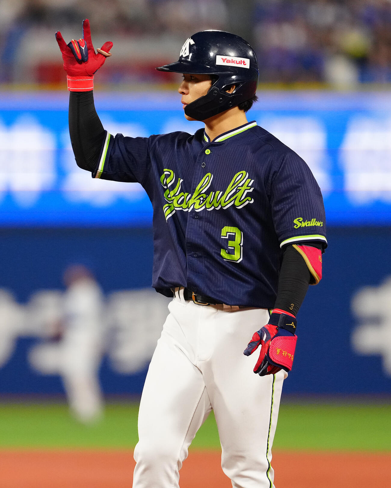 DeNA対ヤクルト　6回表ヤクルト2死一塁、中前打を放ちポーズを取る内山壮真（撮影・鈴木みどり）