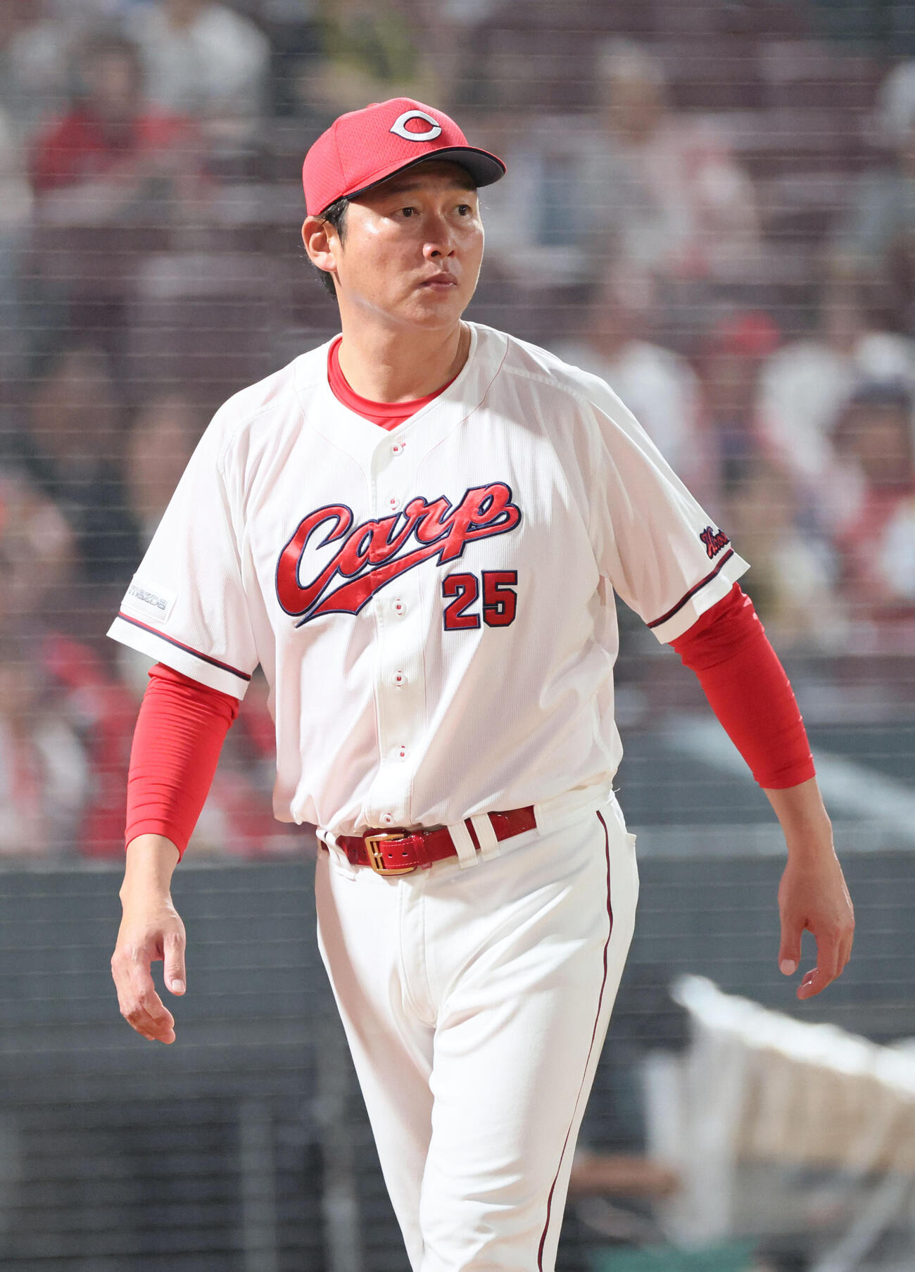 広島対阪神　8回裏終了時、交代を告げる新井貴浩監督（撮影・加藤孝規）