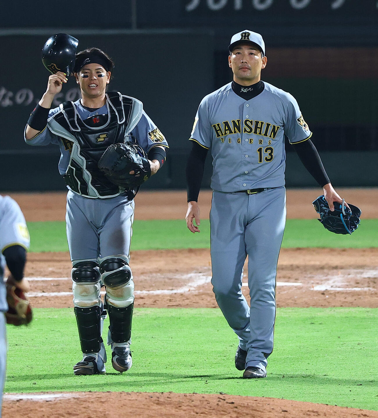 広島対阪神　広島に勝利し笑顔を見せる梅野隆太郎。右は抑えの岩崎優（撮影・上田博志）