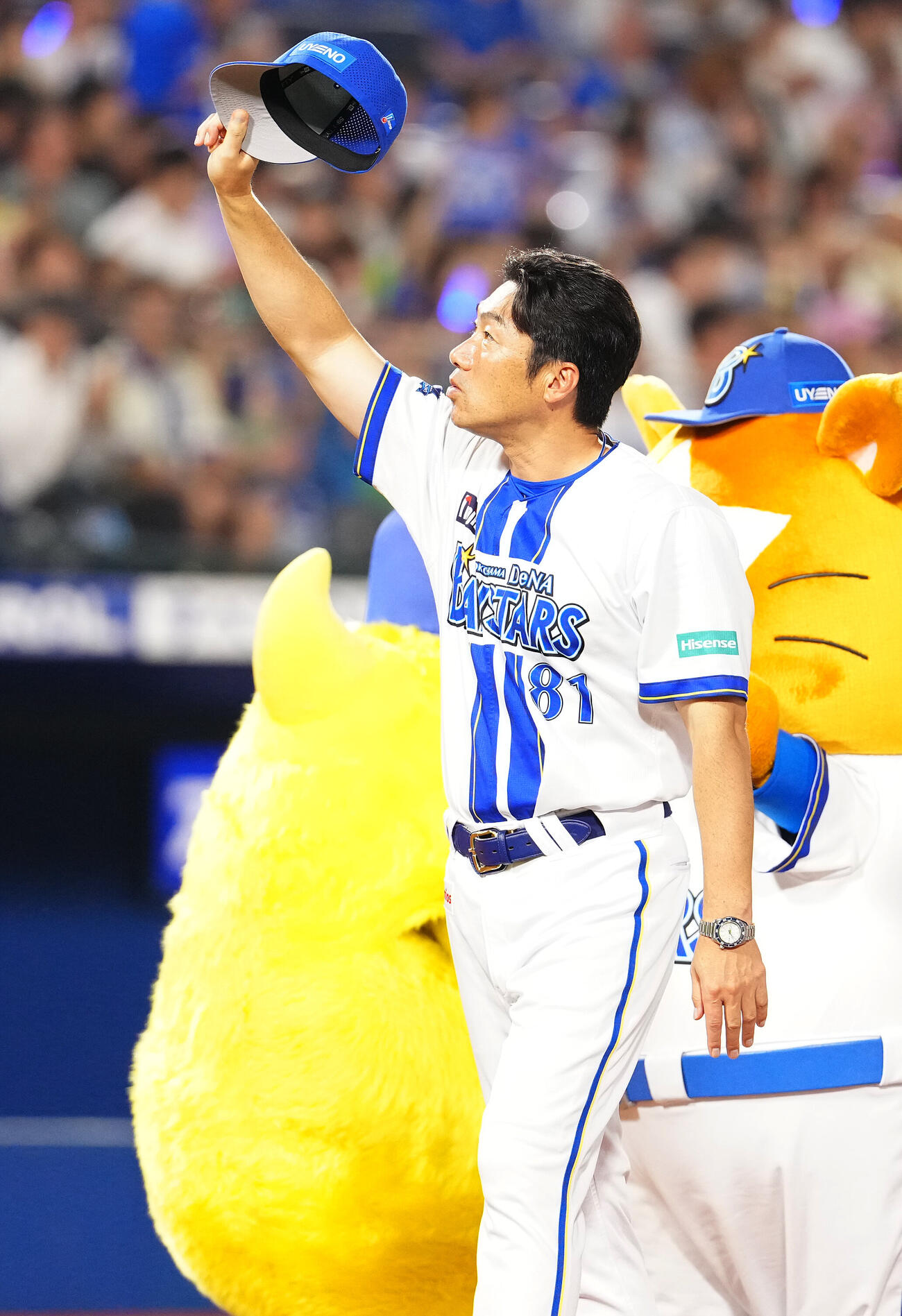 DeNA対ヤクルト　ヤクルトに勝利し、ファンの声援に応えるDeNA相川亮二監督（撮影・鈴木みどり）