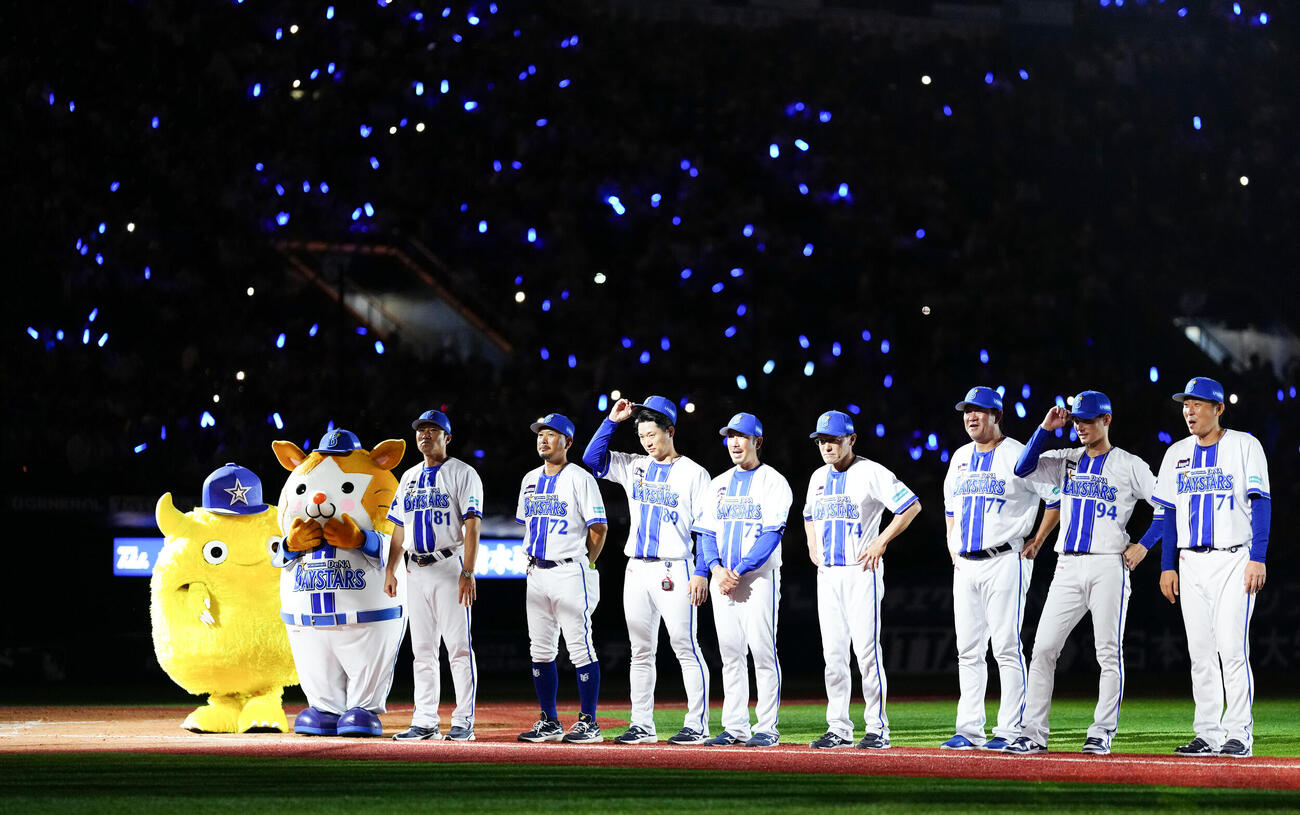 DeNA対ヤクルト　ヤクルトに勝利し、整列する相川亮二監督（左）とDeNAナイン（撮影・鈴木みどり）