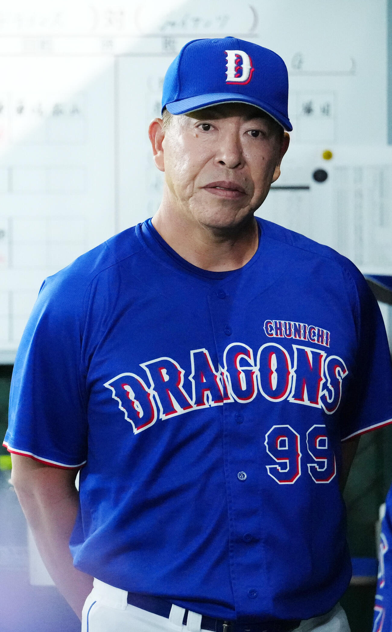 巨人対中日　6回表中日2死三塁、村松開人が死球を受け、ベンチで心配する井上一樹監督（撮影・江口和貴）