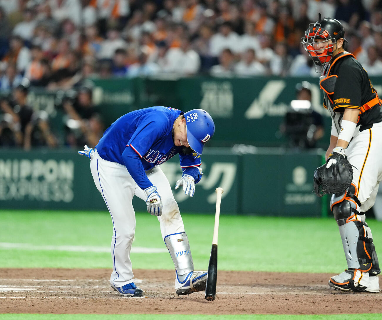 巨人対中日　9回表中日2死、死球を受け、厳しい表情の石伊雄太（撮影・江口和貴）