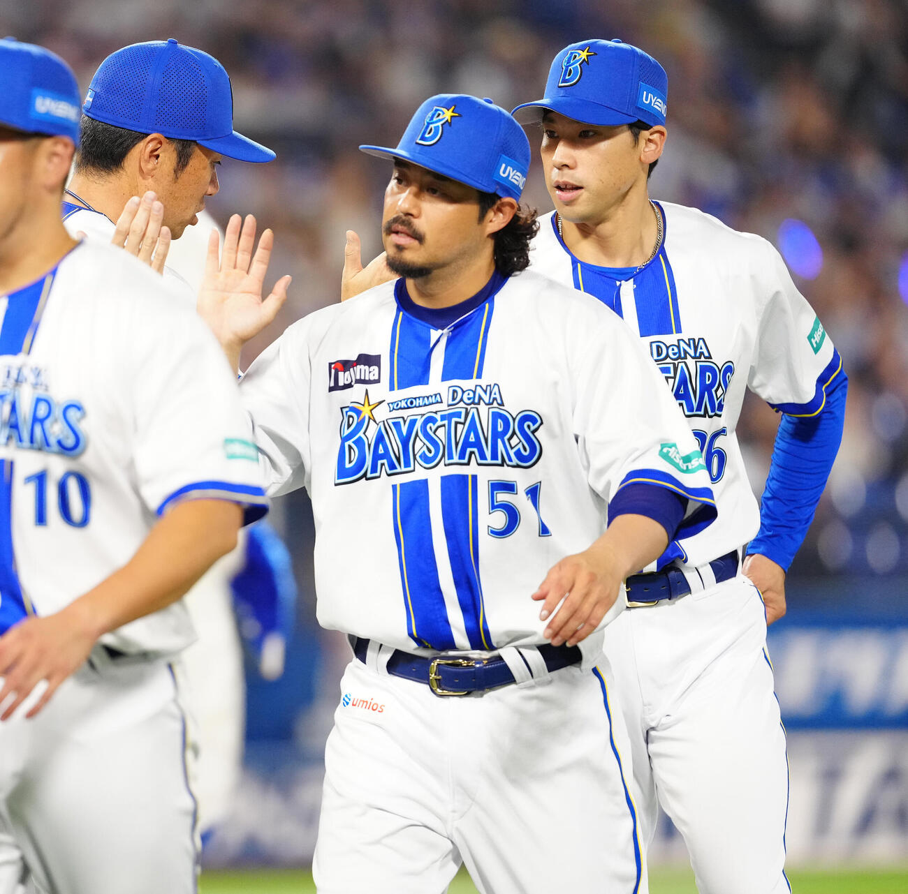 DeNA対ヤクルト　ヤクルトに勝利し、相川亮二監督（後方左）とタッチを交わすDeNA尾形崇斗（右）（撮影・鈴木みどり）