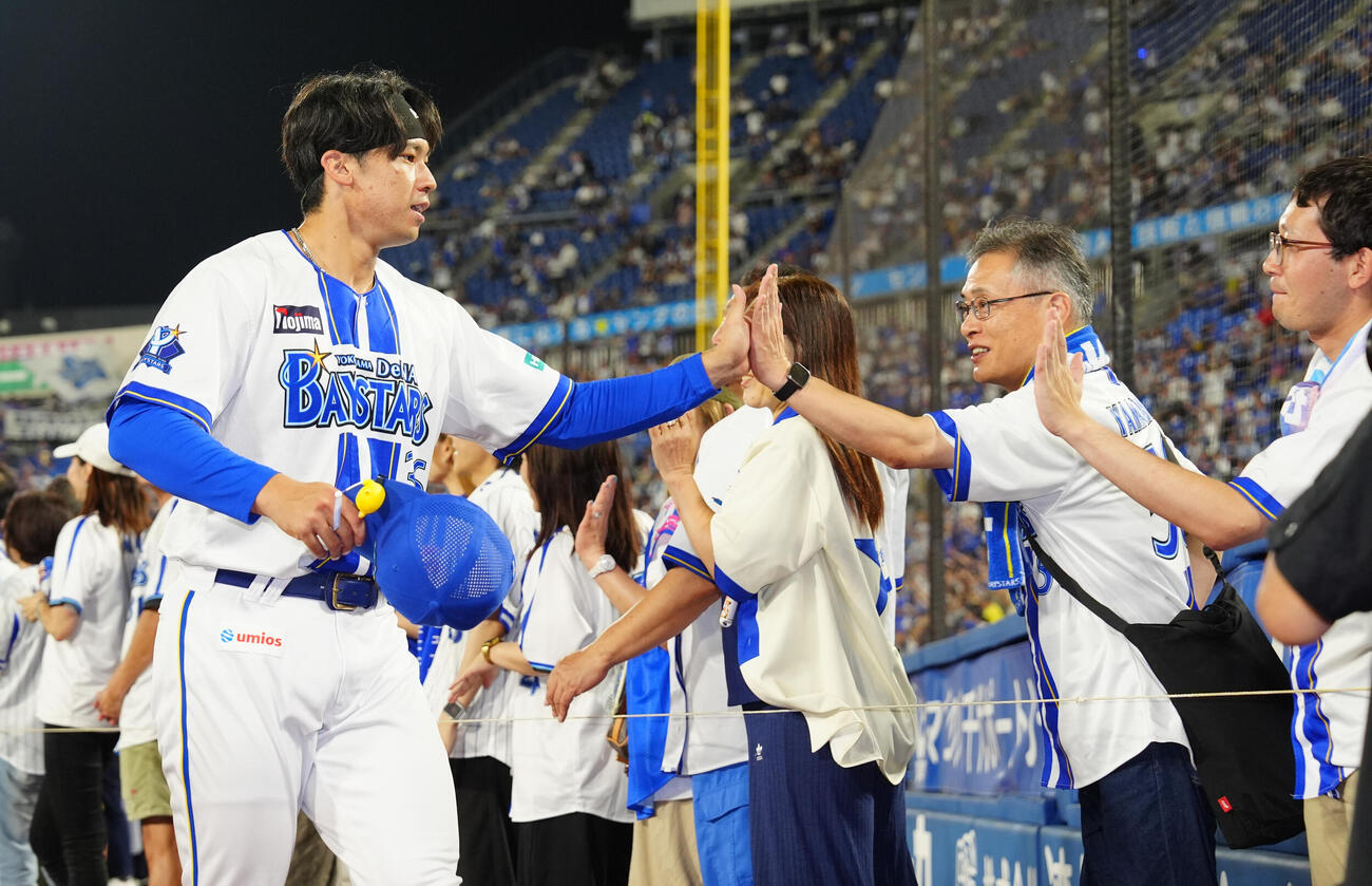 DeNA対ヤクルト　ヤクルトに勝利し、ファンとハイタッチするDeNA尾形崇斗（撮影・鈴木みどり）