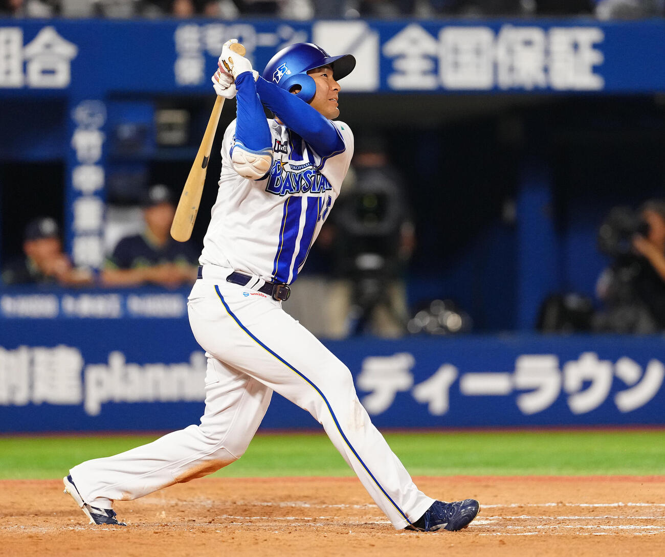 DeNA対ヤクルト　7回裏DeNA無死満塁、満塁本塁打を放つ勝又温史（撮影・鈴木みどり）