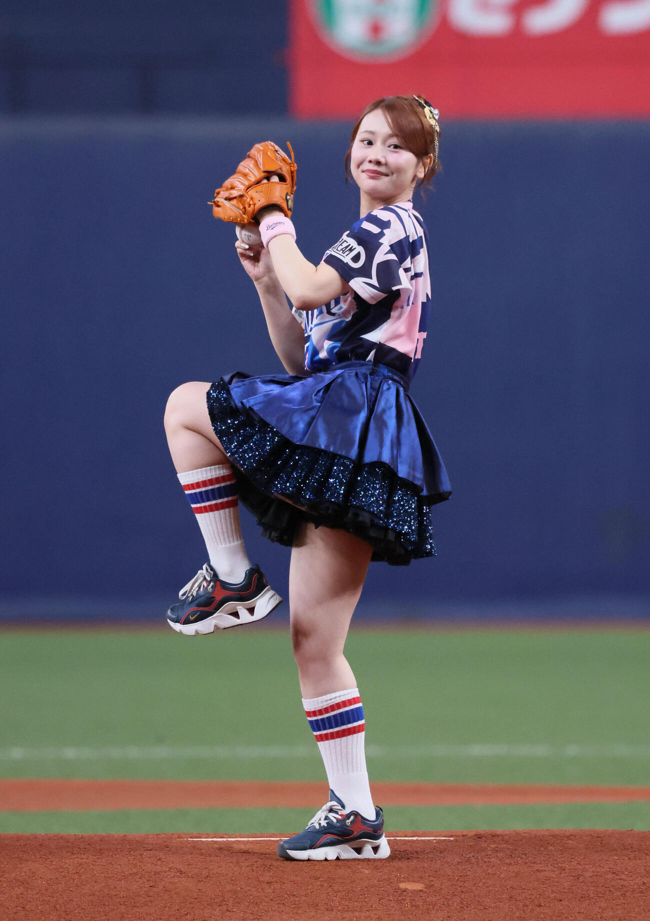 オリックス対日本ハム　セレモニアルピッチを行うダムパークいばきたPRアンバサダーでSKE48の松本慈子（撮影・宮崎幸一）