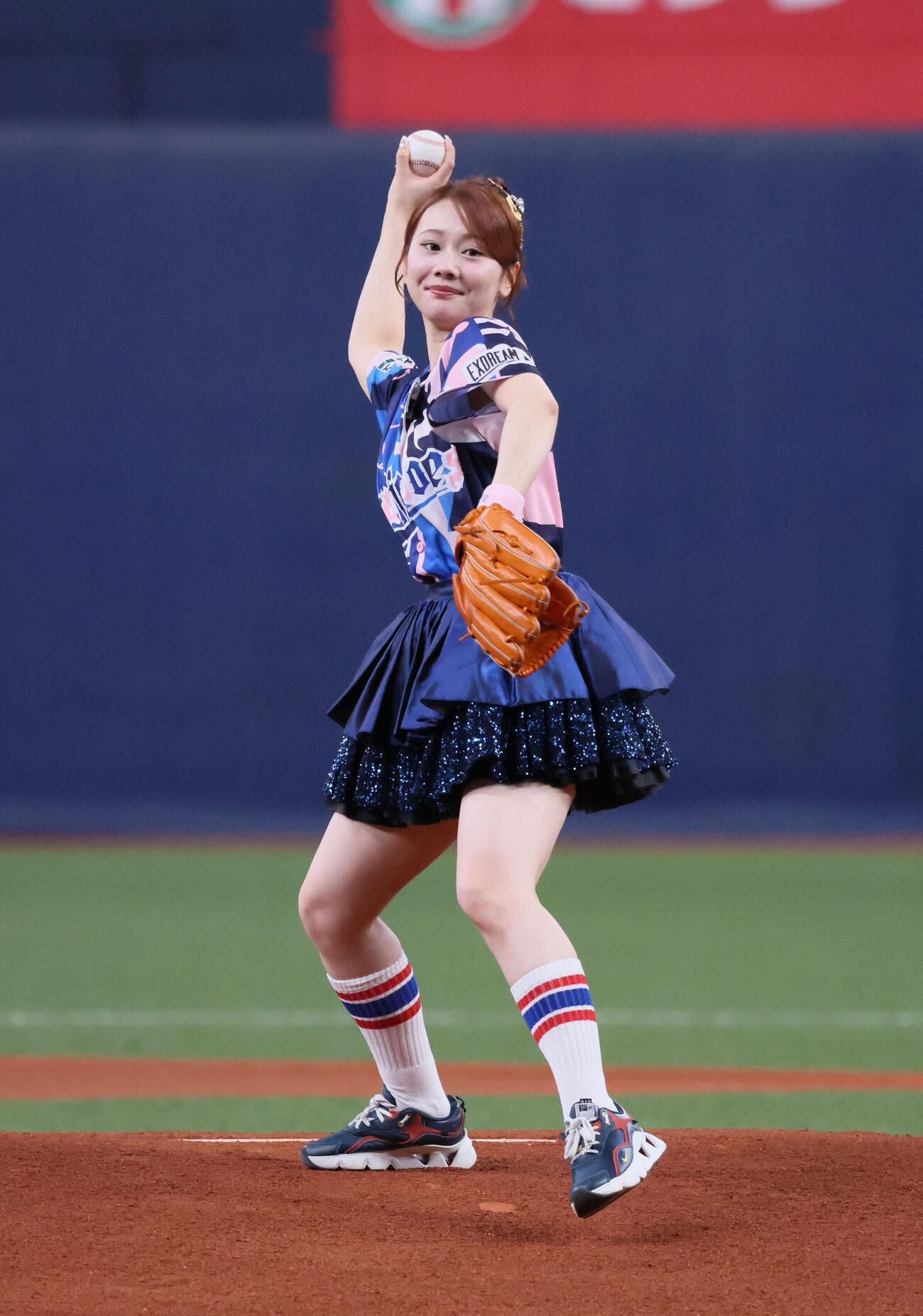 オリックス対日本ハム　セレモニアルピッチを行うダムパークいばきたPRアンバサダーでSKE48の松本慈子（撮影・宮崎幸一）