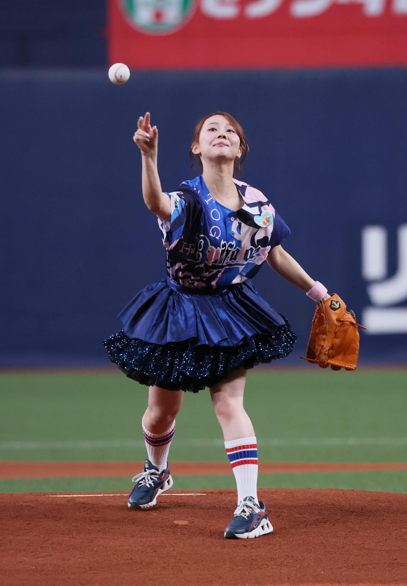 オリックス対日本ハム　セレモニアルピッチを行うダムパークいばきたPRアンバサダーでSKE48の松本慈子（撮影・宮崎幸一）