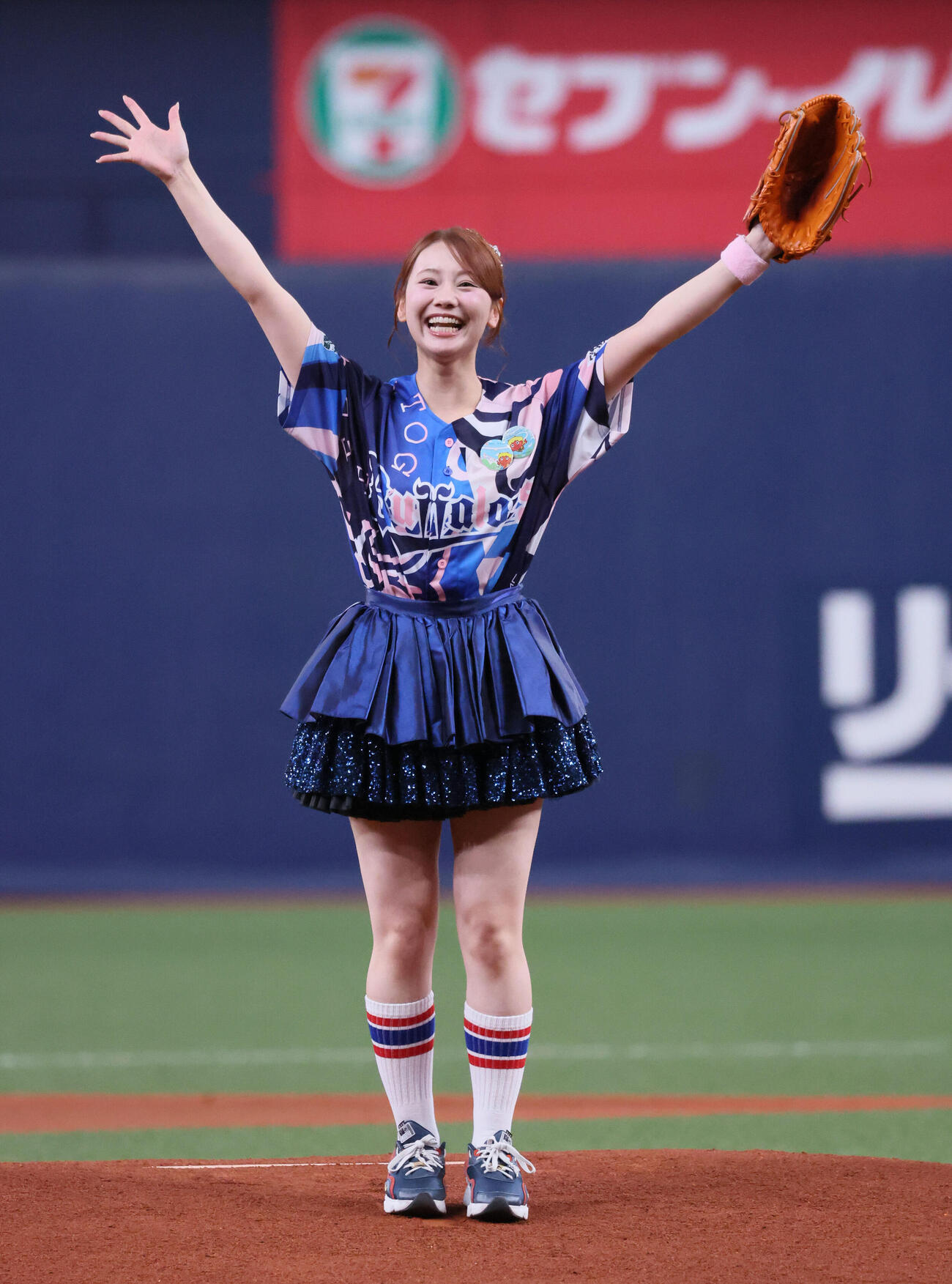 オリックス対日本ハム　セレモニアルピッチを行うダムパークいばきたPRアンバサダーでSKE48の松本慈子（撮影・宮崎幸一）