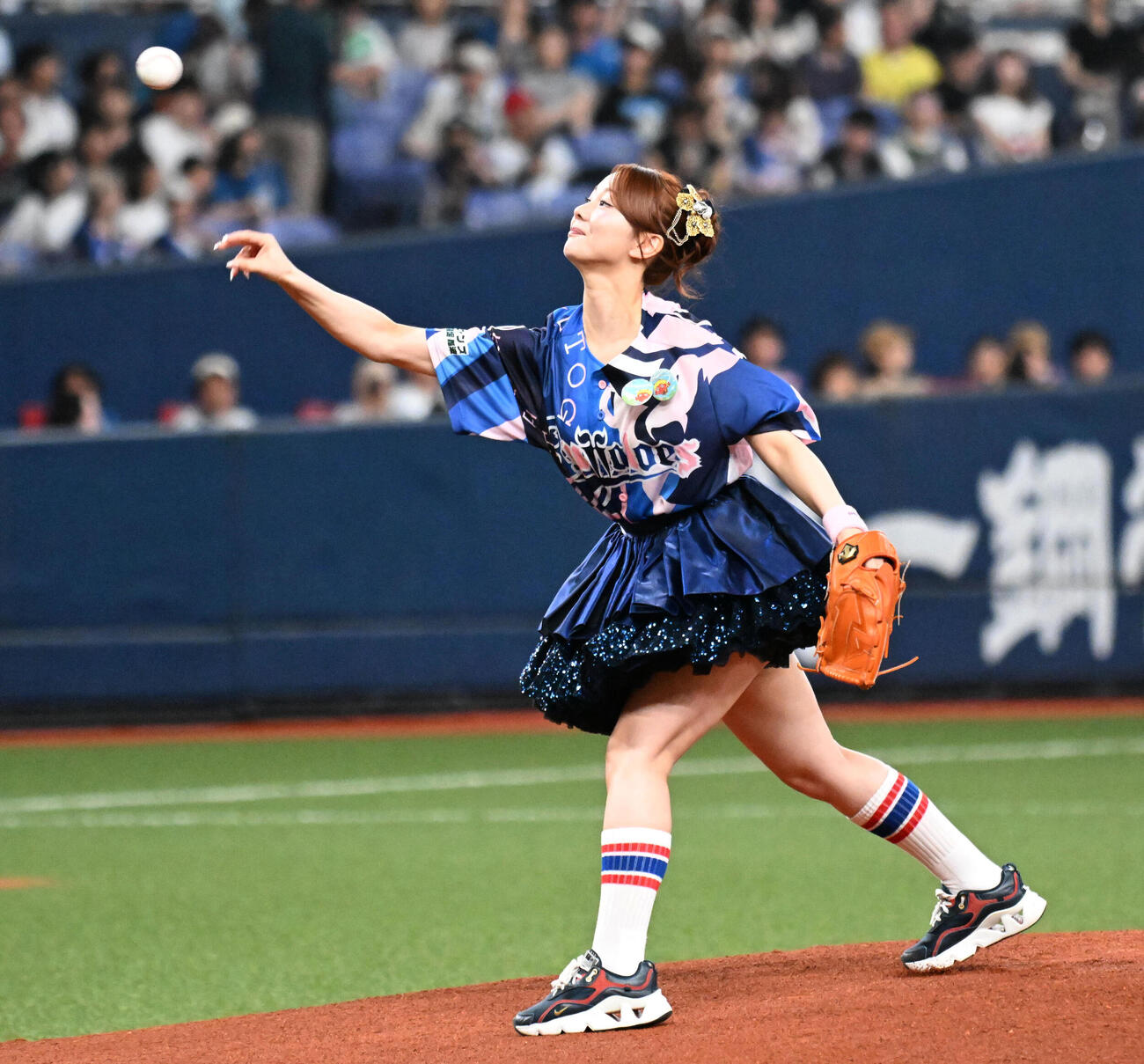 オリックス対日本ハム　セレモニアピッチを務めるSKE48の松本慈子（撮影・石井愛子）
