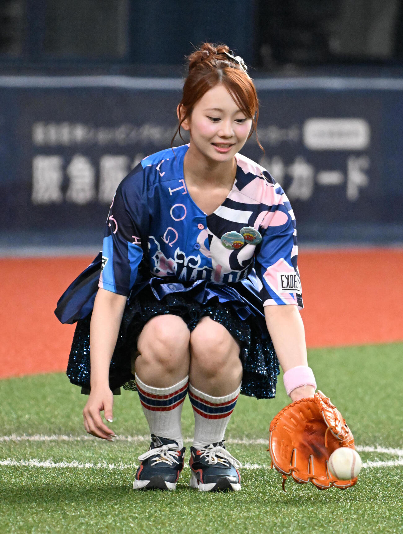 オリックス対日本ハム　セレモニアピッチのためキャッチボールをするSKE48の松本慈子（撮影・石井愛子）