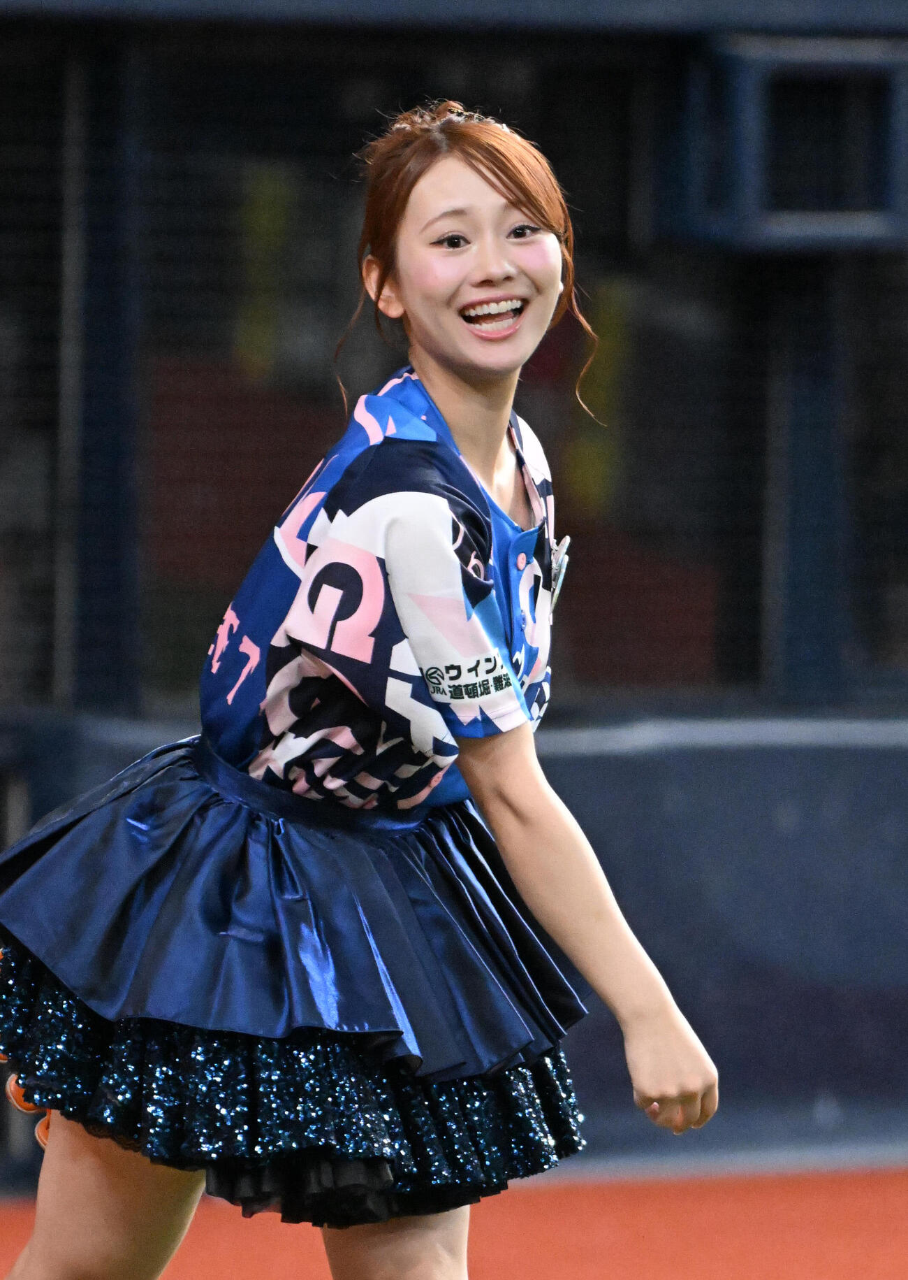 オリックス対日本ハム　セレモニアピッチのためキャッチボールをするSKE48の松本慈子（撮影・石井愛子）