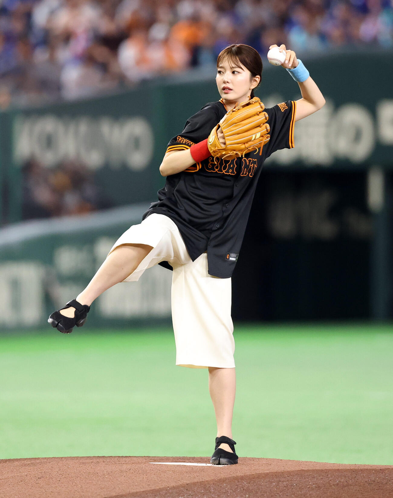 巨人対中日　ファーストピッチを務めた日本テレビ黒田みゆアナウンサー（撮影・浅見桂子）