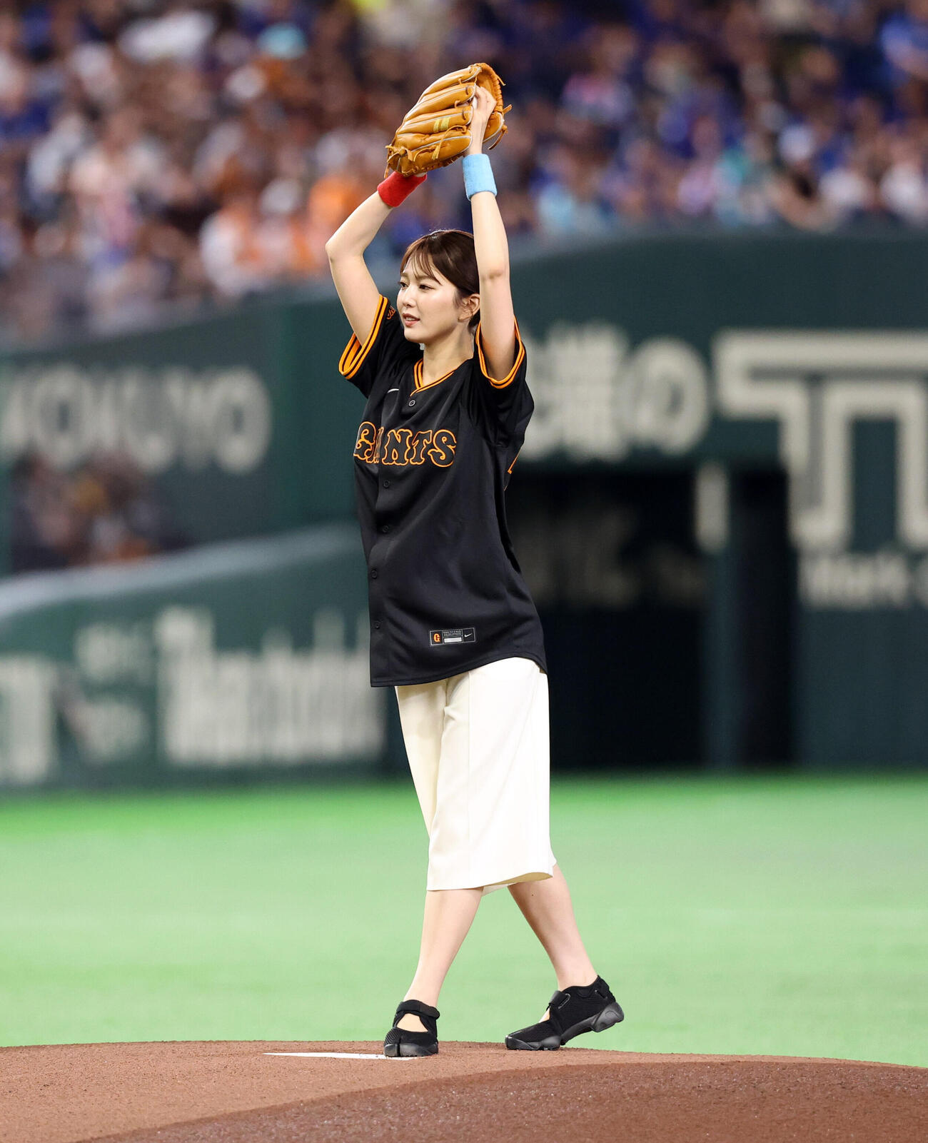 巨人対中日　ファーストピッチを務めた日本テレビ黒田みゆアナウンサー（撮影・浅見桂子）