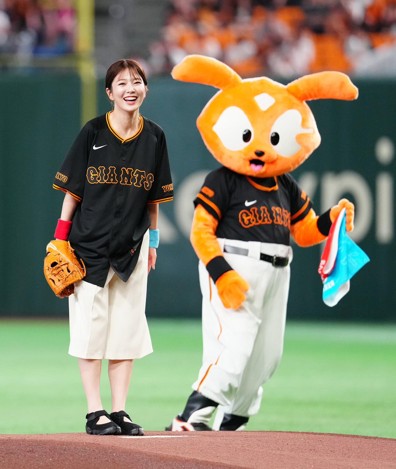 巨人対中日　試合前、ファーストピッチを行った日本テレビの黒田みゆアナウンサー（撮影・江口和貴）