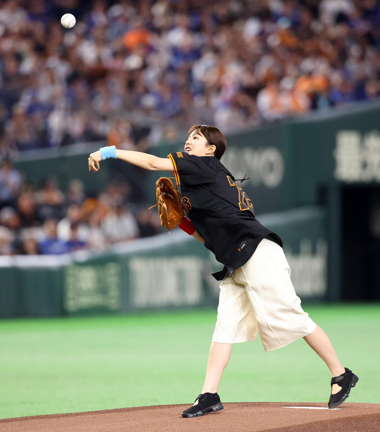 巨人対中日　ファーストピッチを務めた日本テレビ黒田みゆアナウンサー（撮影・浅見桂子）