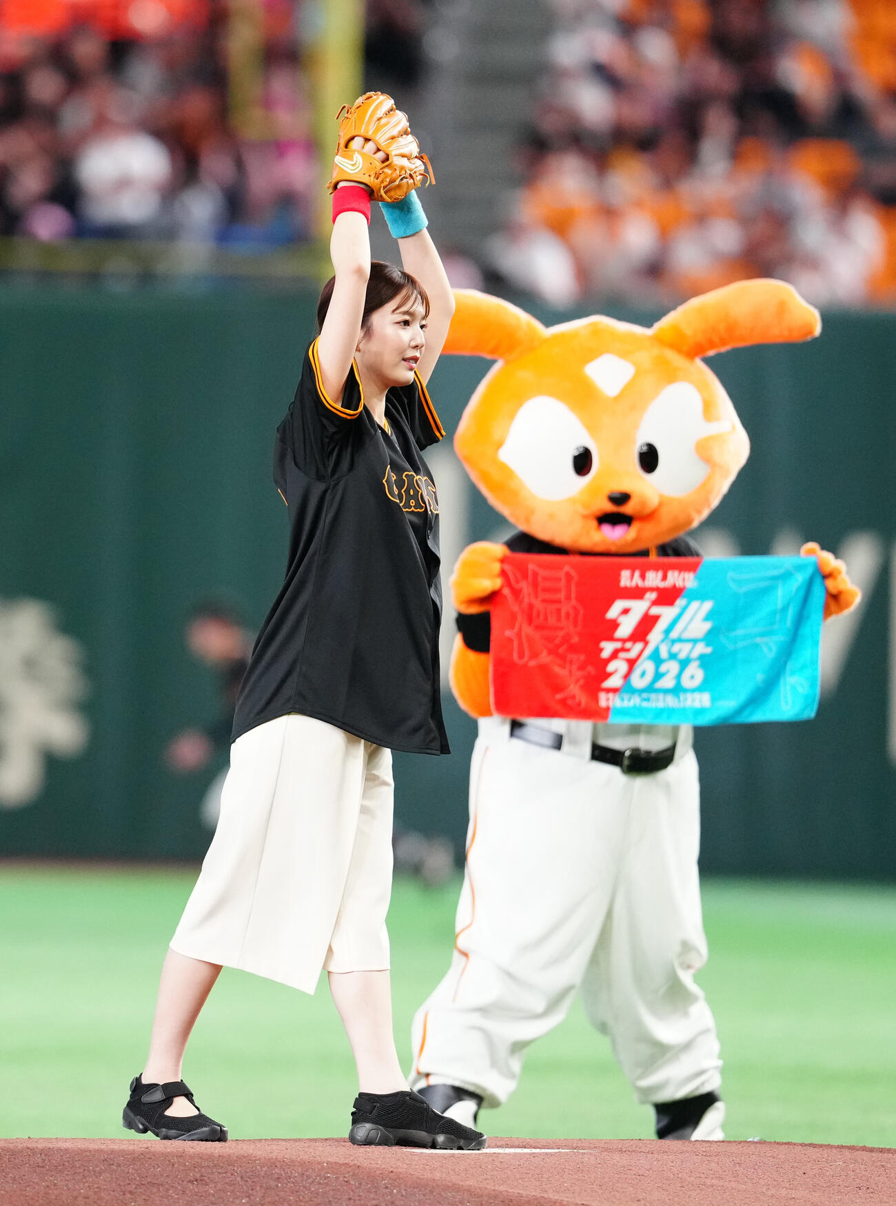 巨人対中日　試合前、ファーストピッチを行う日本テレビの黒田みゆアナウンサー（撮影・江口和貴）