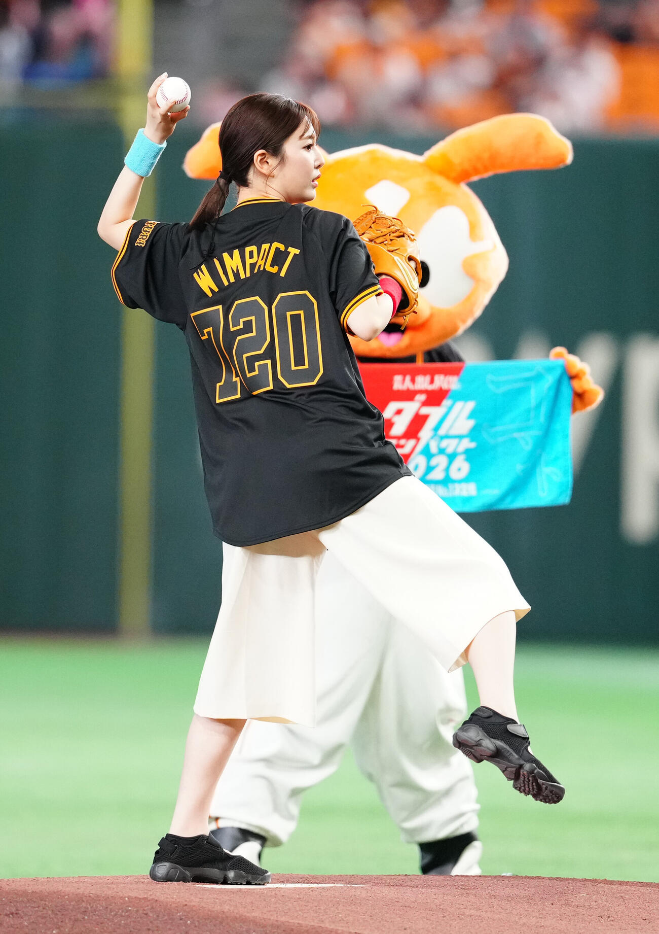 巨人対中日　試合前、ファーストピッチを行う日本テレビの黒田みゆアナウンサー（撮影・江口和貴）
