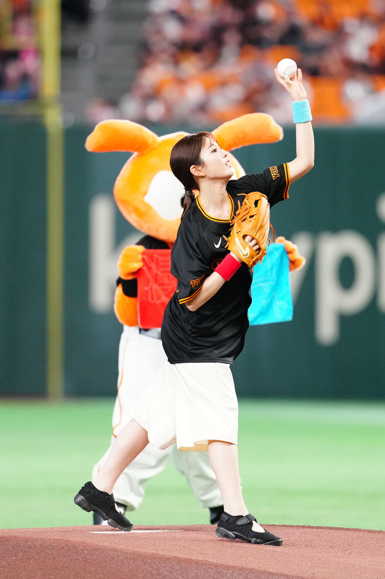 巨人対中日　試合前、ファーストピッチを行う日本テレビの黒田みゆアナウンサー（撮影・江口和貴）