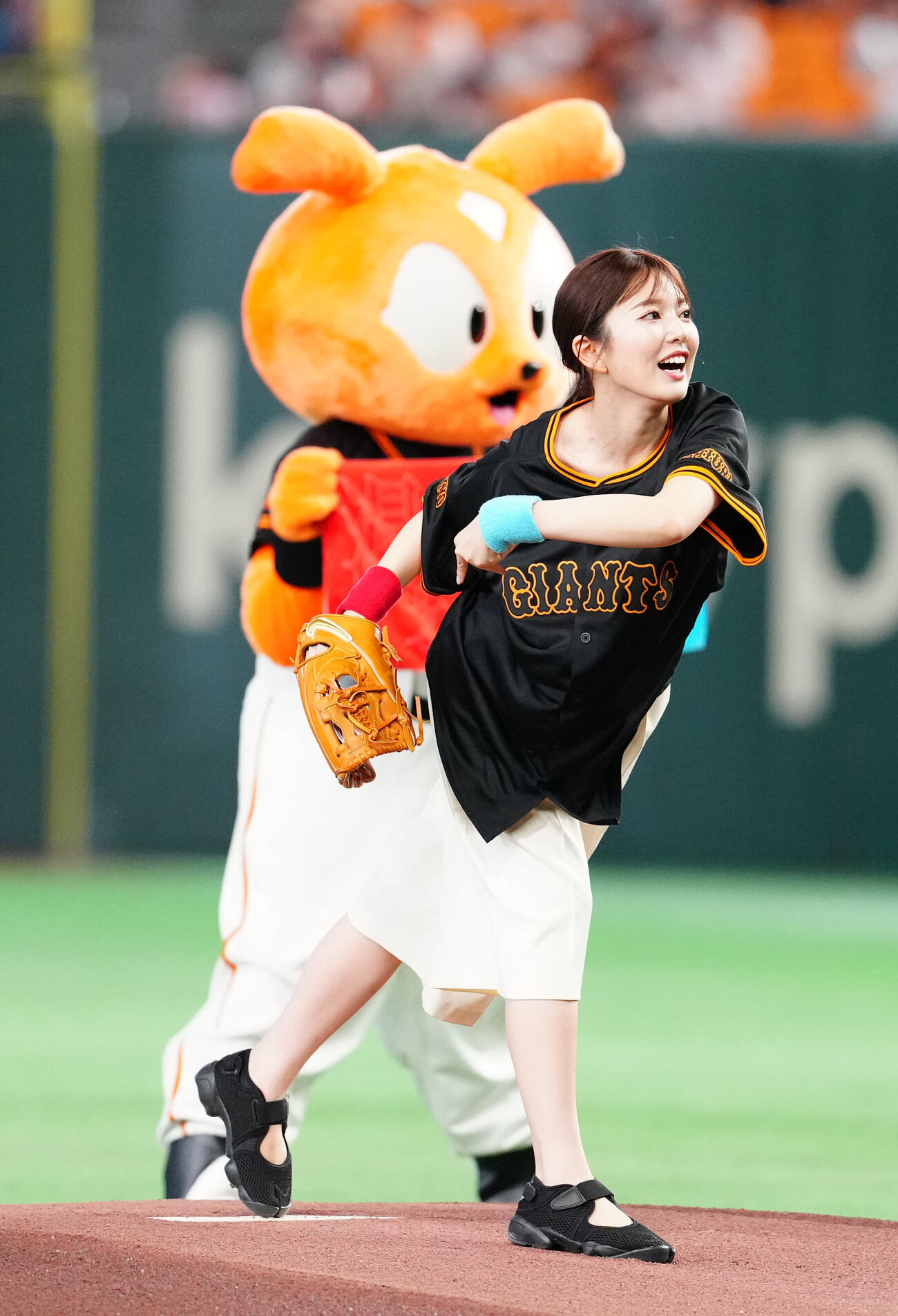 巨人対中日　試合前、ファーストピッチを行う日本テレビの黒田みゆアナウンサー（撮影・江口和貴）