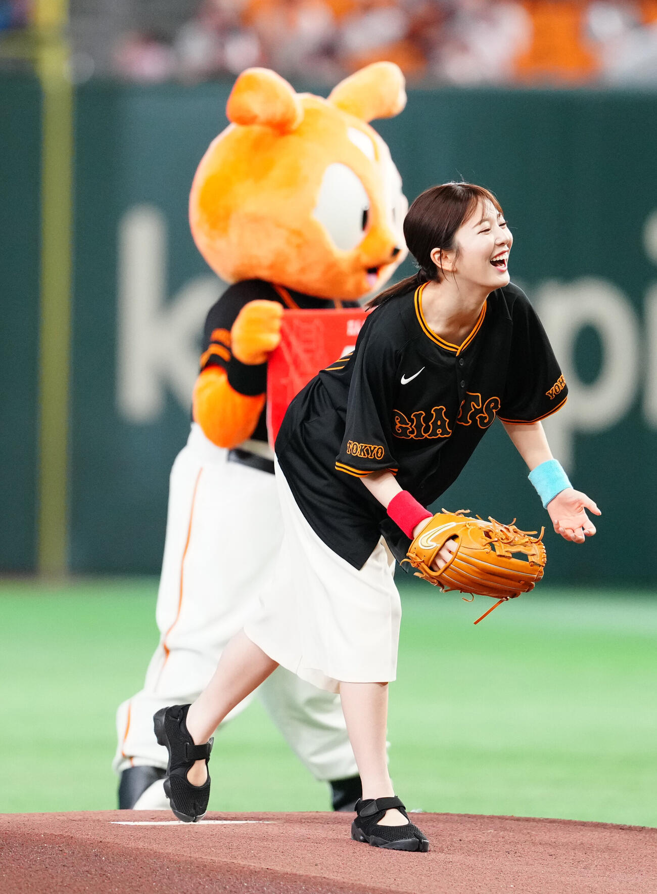 巨人対中日　試合前、ファーストピッチを行う日本テレビの黒田みゆアナウンサー（撮影・江口和貴）