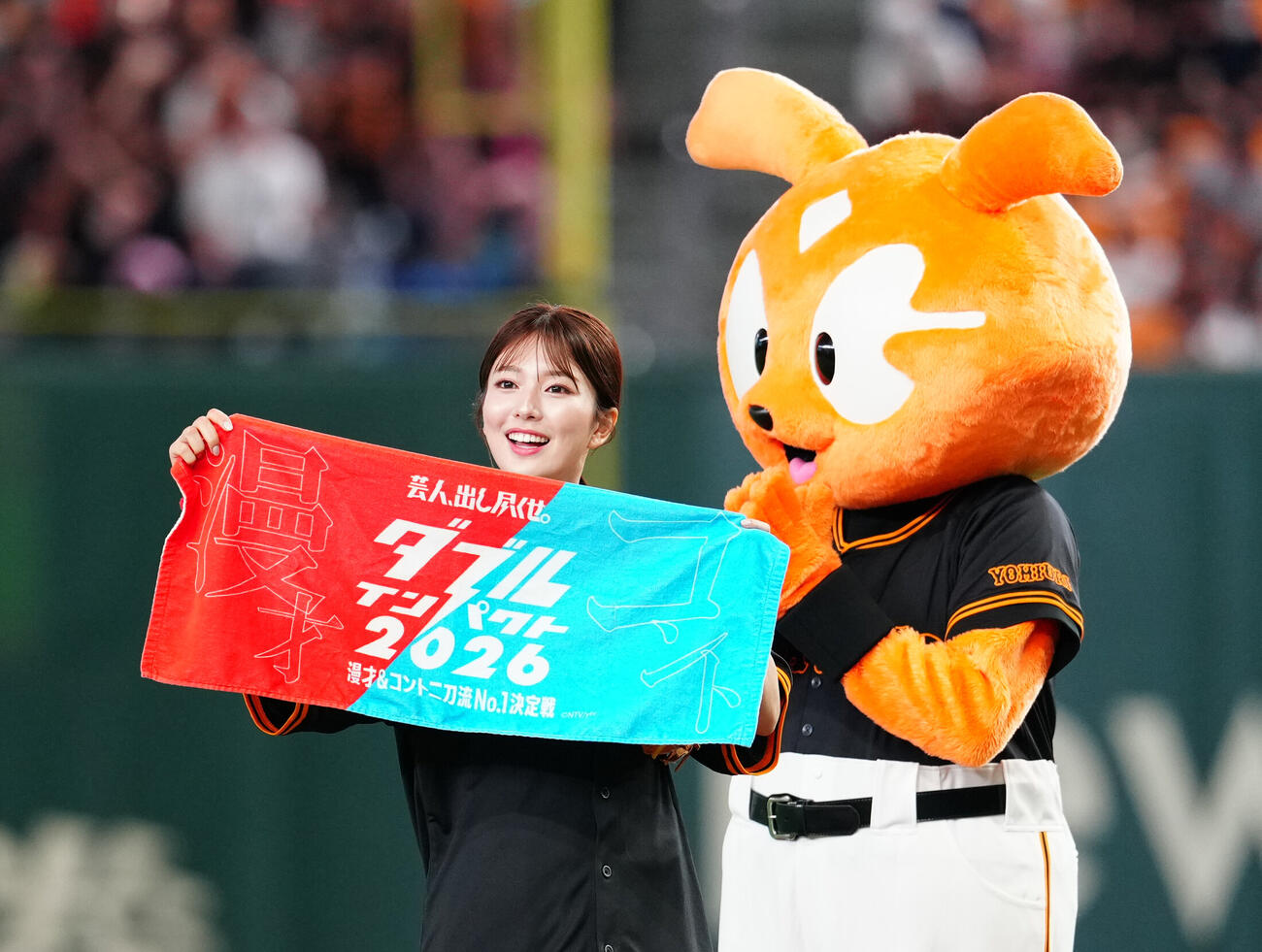 巨人対中日　試合前、ファーストピッチに臨む日本テレビの黒田みゆアナウンサー（撮影・江口和貴）
