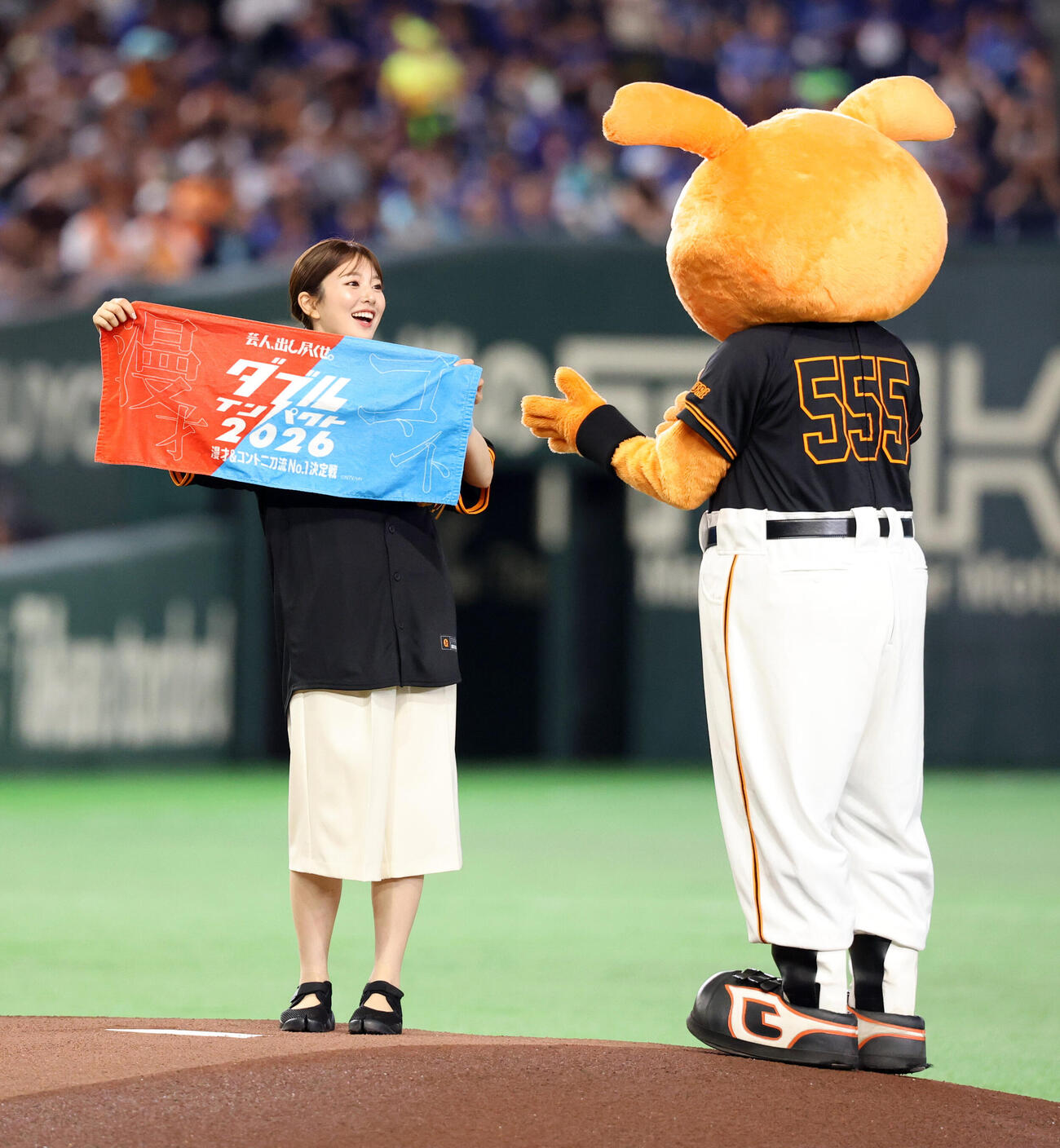 巨人対中日　ファーストピッチを務めた日本テレビ黒田みゆアナウンサーはタオルを広げる（撮影・浅見桂子）