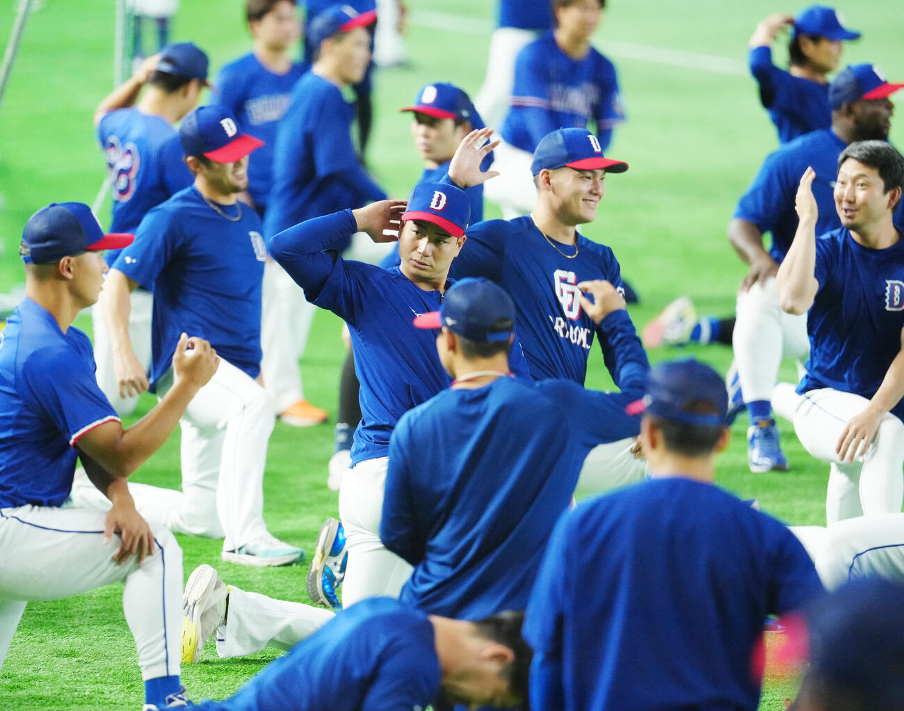巨人対中日　試合前、ストレッチする中日石伊雄太（中央）（撮影・江口和貴）