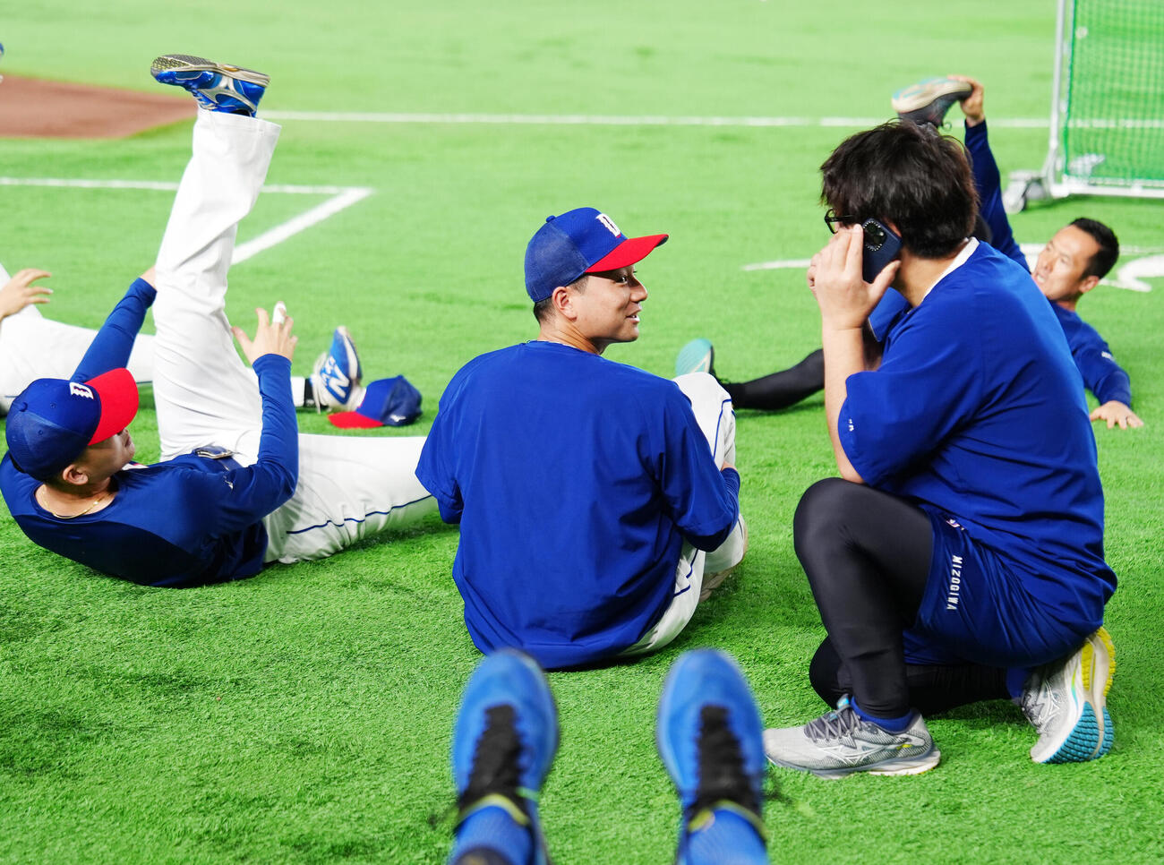 巨人対中日　試合前、ストレッチする中日石伊雄太（中央）（撮影・江口和貴）