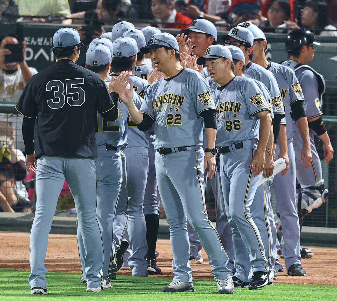 広島対阪神　7勝目を上げた才木浩人（左）とハイタッチをする藤川球児監督（2026年7月17日撮影）