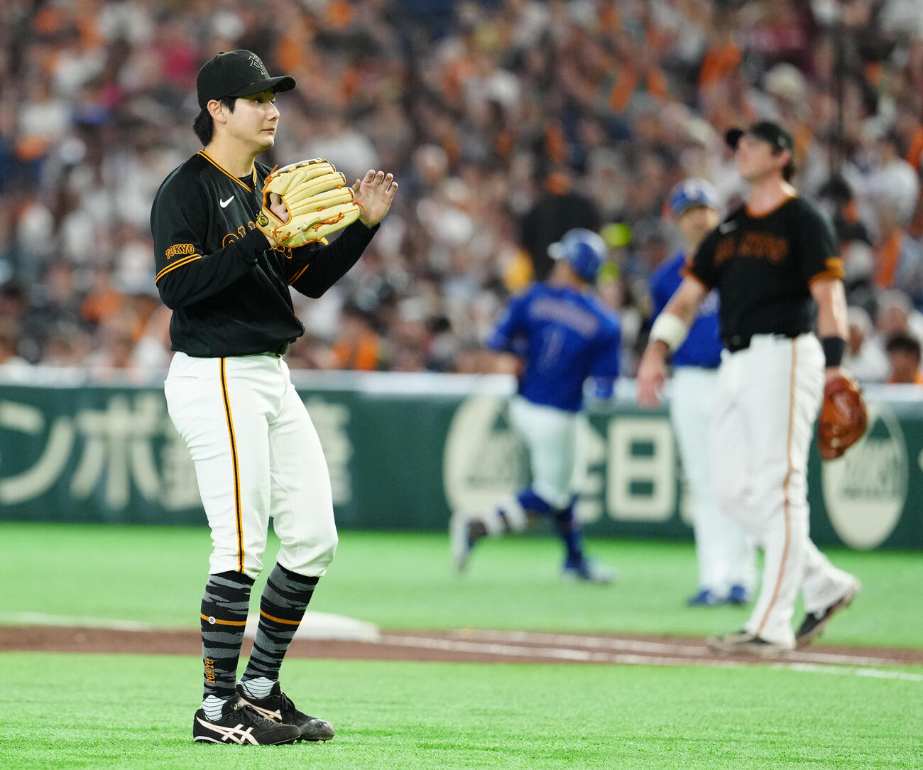 巨人対中日　4回表中日無死、岡林勇希（後方左）を遊ゴロに仕留めた竹丸和幸（撮影・江口和貴）