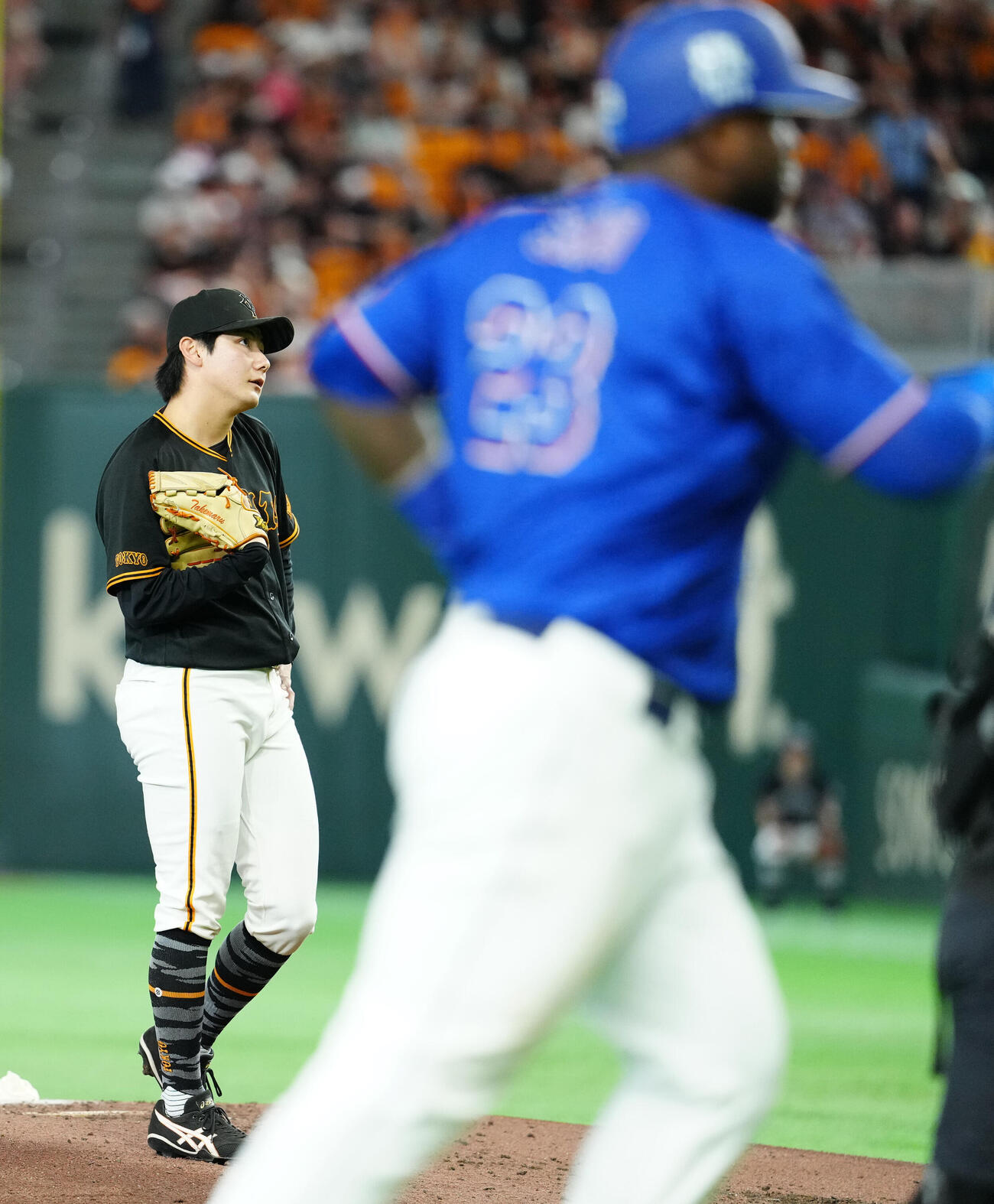 巨人対中日　4回表中日2死二塁、ミゲル・サノー（手前）に先制2点本塁打を浴びる竹丸和幸（撮影・江口和貴）