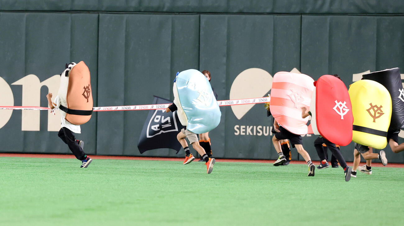 巨人対中日　すしレースはアナゴの勝利（撮影・浅見桂子）