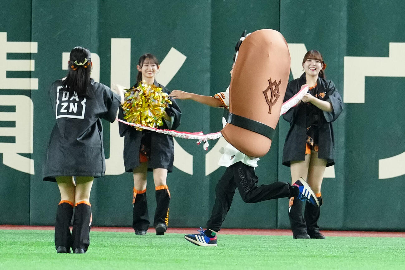 巨人対中日　4回表終了後の「すしレース」はアナゴが制する（撮影・江口和貴）