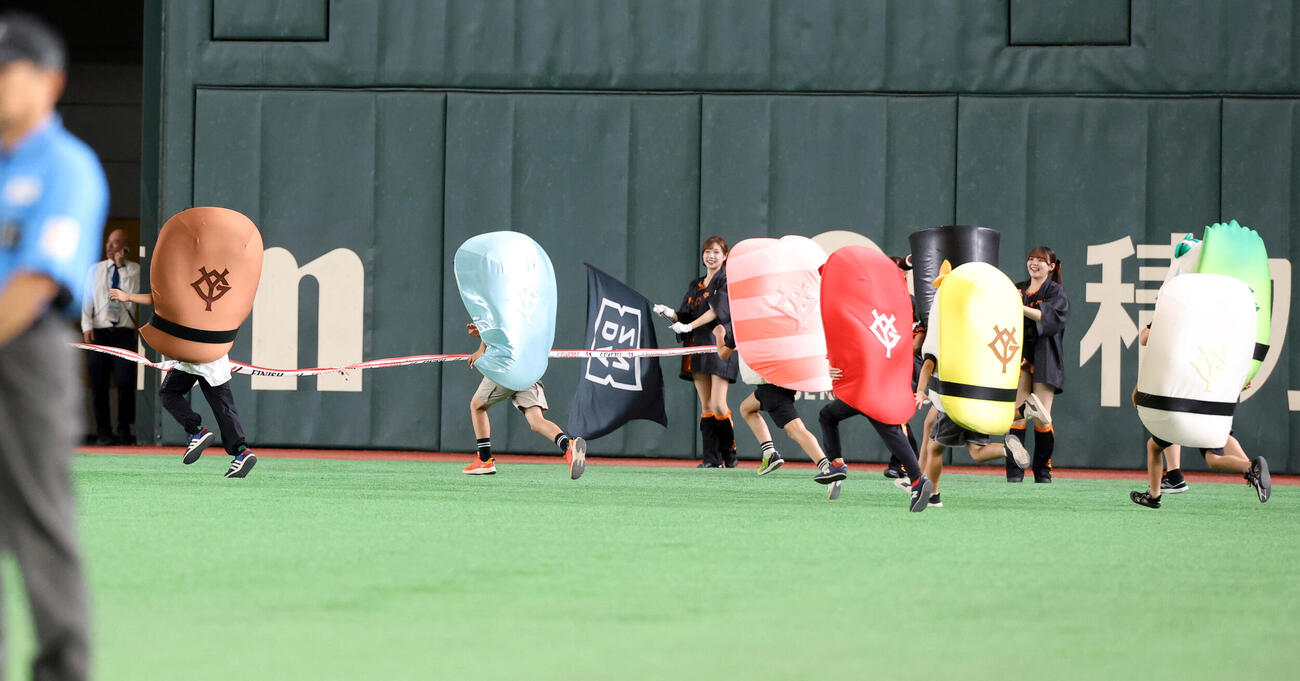 巨人対中日　すしレースはアナゴの勝利（撮影・浅見桂子）