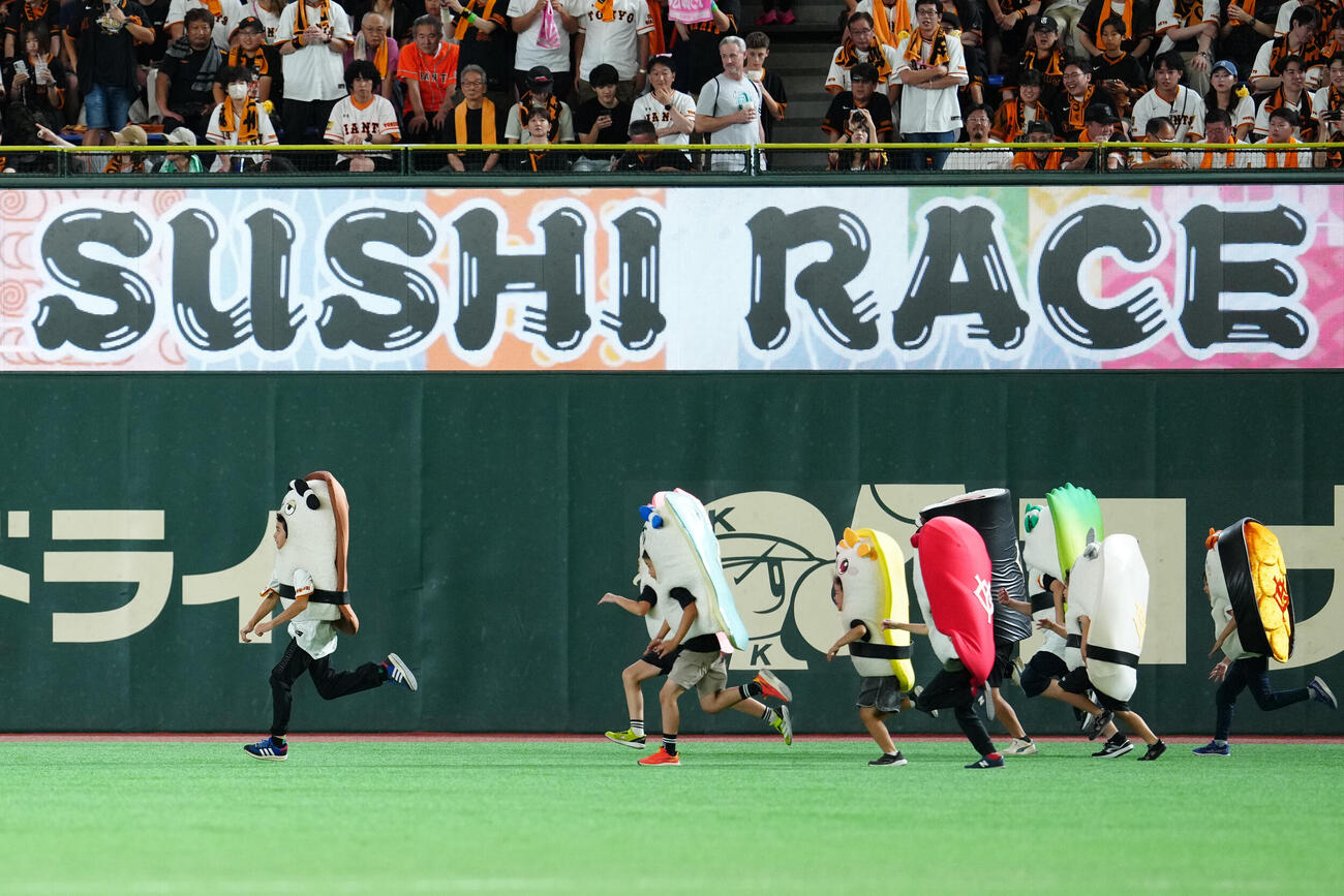 巨人対中日　4回表終了後の「すしレース」はアナゴ（左端）が制する（撮影・江口和貴）