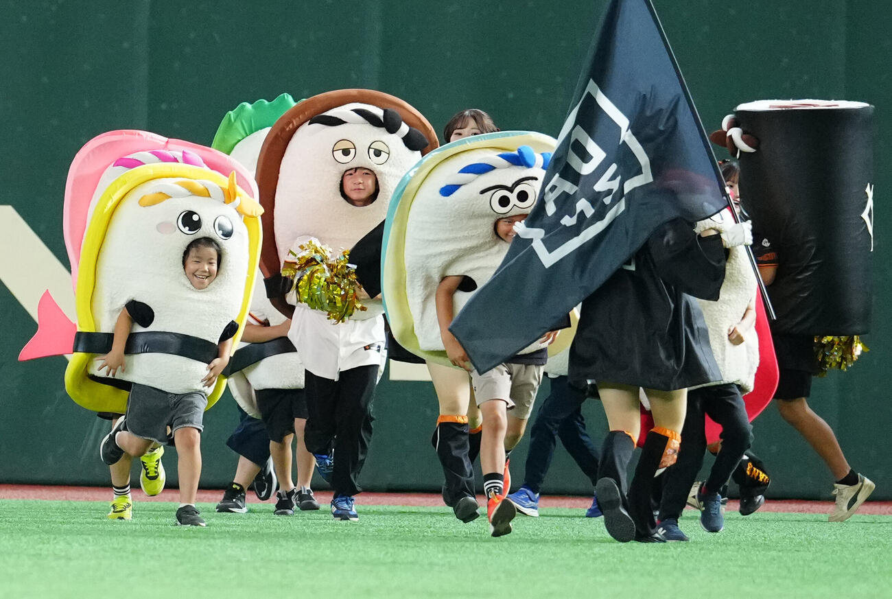 巨人対中日　4回表終了後の「すしレース」はアナゴが制する（撮影・江口和貴）