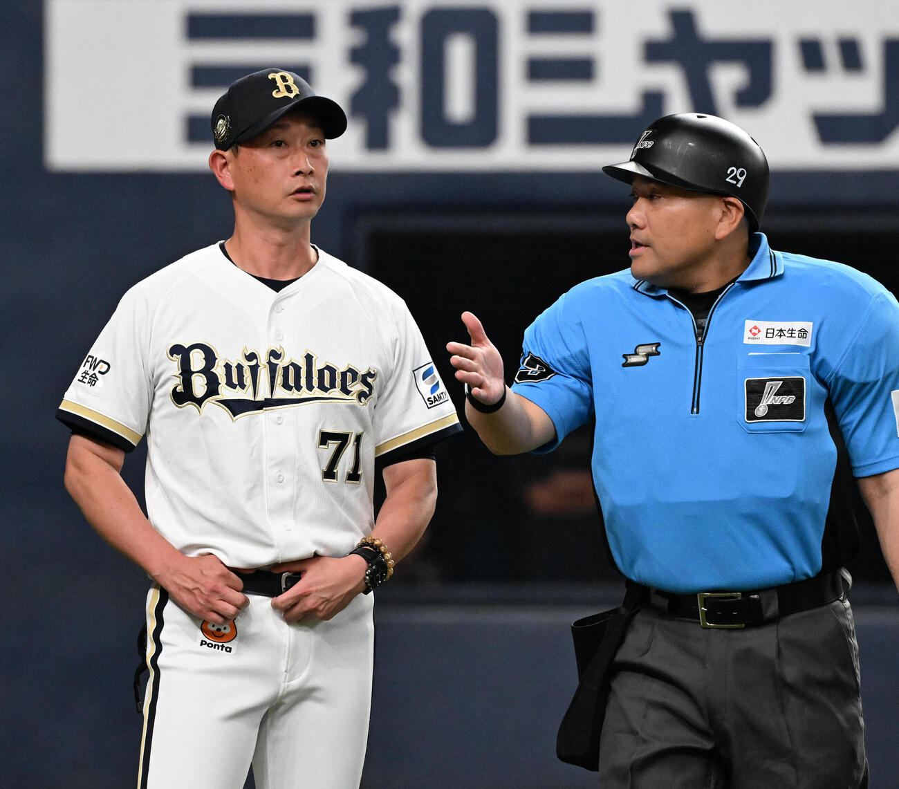 オリックス対日本ハム　4回表日本ハム無死二塁、判定を巡り審判と話すオリックスの岸田護監督（左）。打者は万波中正（撮影・石井愛子）