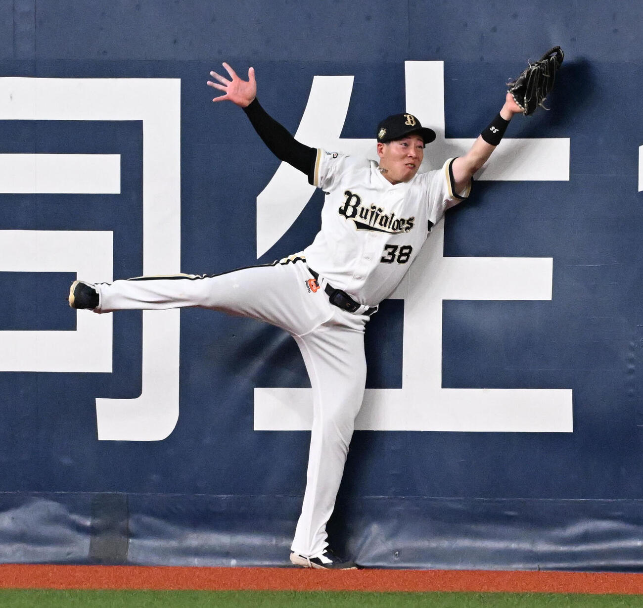 オリックス対日本ハム　4回表日本ハム無死二塁、万波中正の右飛を好捕するオリックス来田涼斗（撮影・石井愛子）