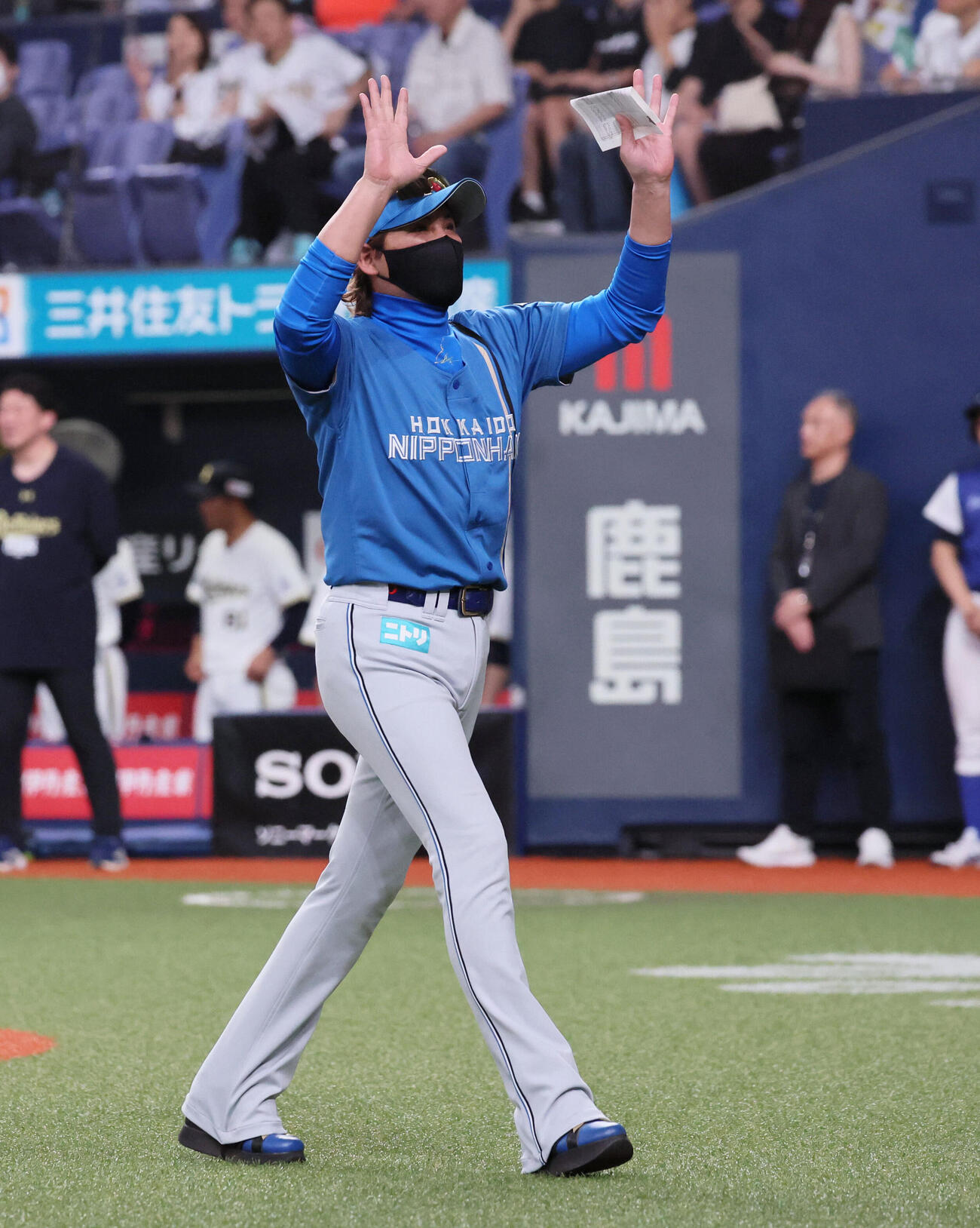 オリックス対日本ハム　ファンに手を振る日本ハム新庄剛志監督（撮影・宮崎幸一）