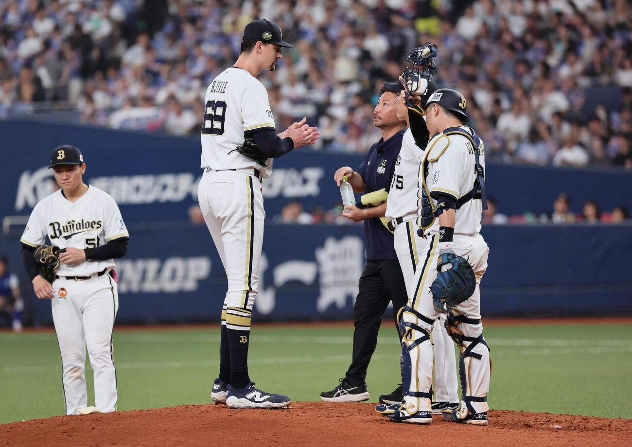 オリックス対日本ハム　4回表日本ハム2死一塁、ショーン・ジェリーは清宮幸太郎に適時二塁打を浴び、3点目を失う（撮影・宮崎幸一）