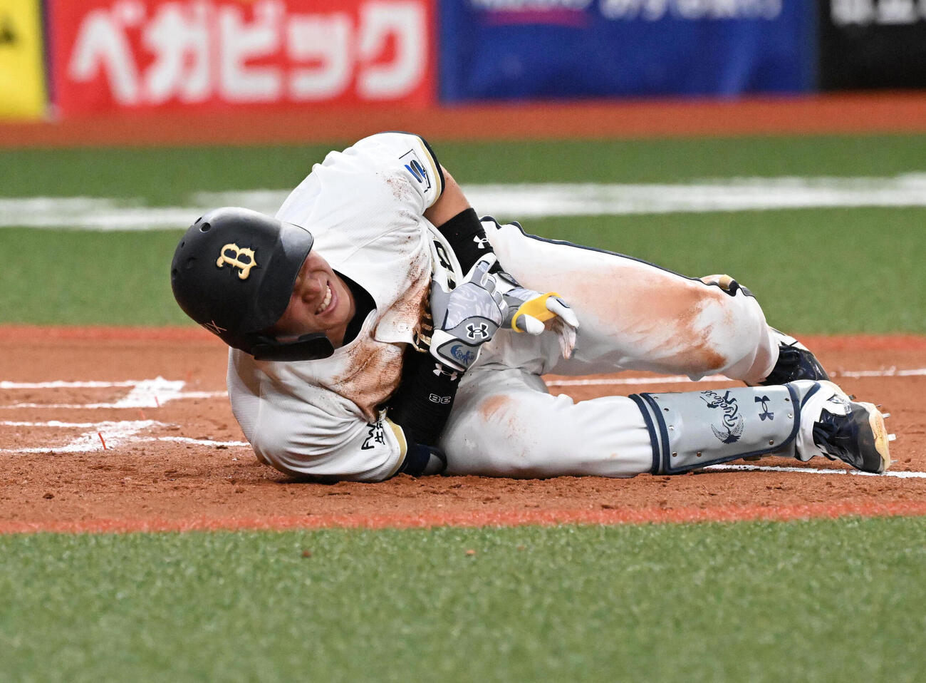 オリックス対日本ハム　7回裏オリックス1死一塁、ボールが当たり痛がるオリックス来田涼斗（撮影・石井愛子）