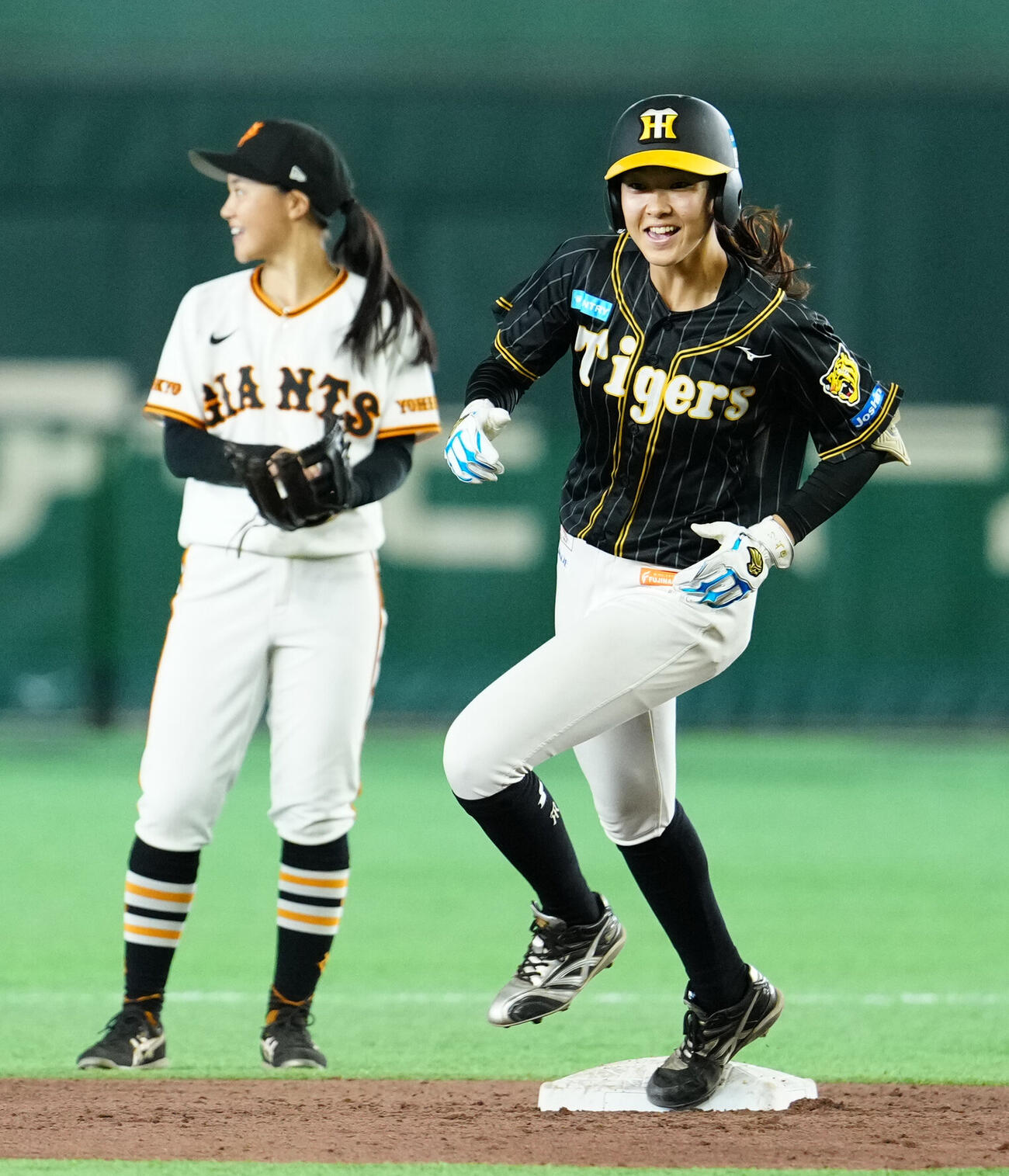 読売女子対阪神TW 5回表阪神TW無死、本塁打を放ち、ダイヤモンドを1周する西本夢生（右）（撮影・江口和貴）